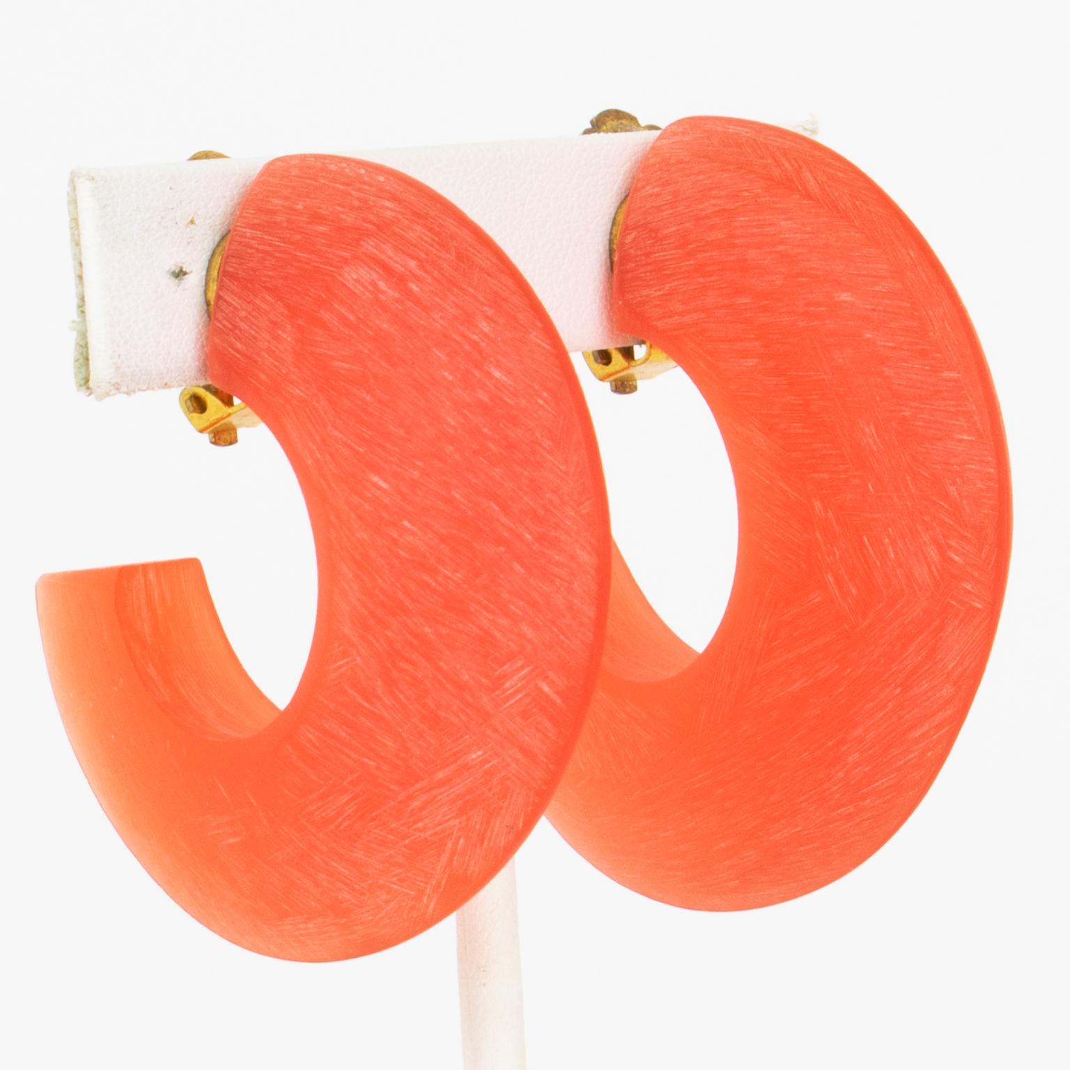 Migeon et Migeon Orange Carved Clip-on Earrings In Excellent Condition For Sale In Atlanta, GA