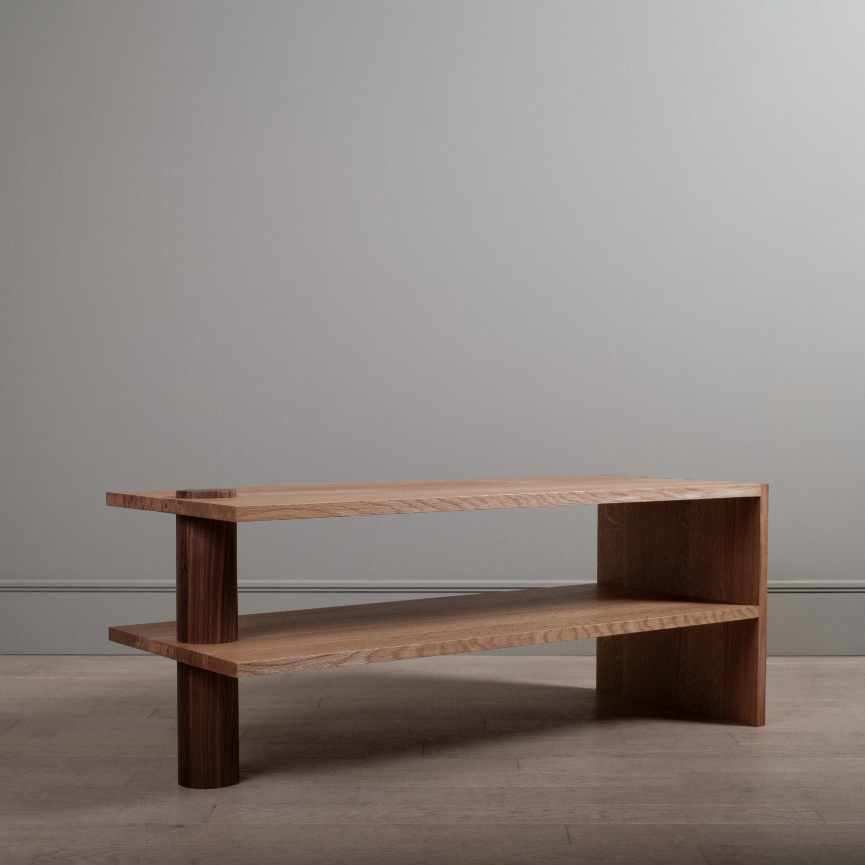 Moderne Table de canapé Mighty Architectural Oak Oak & Walnut en vente