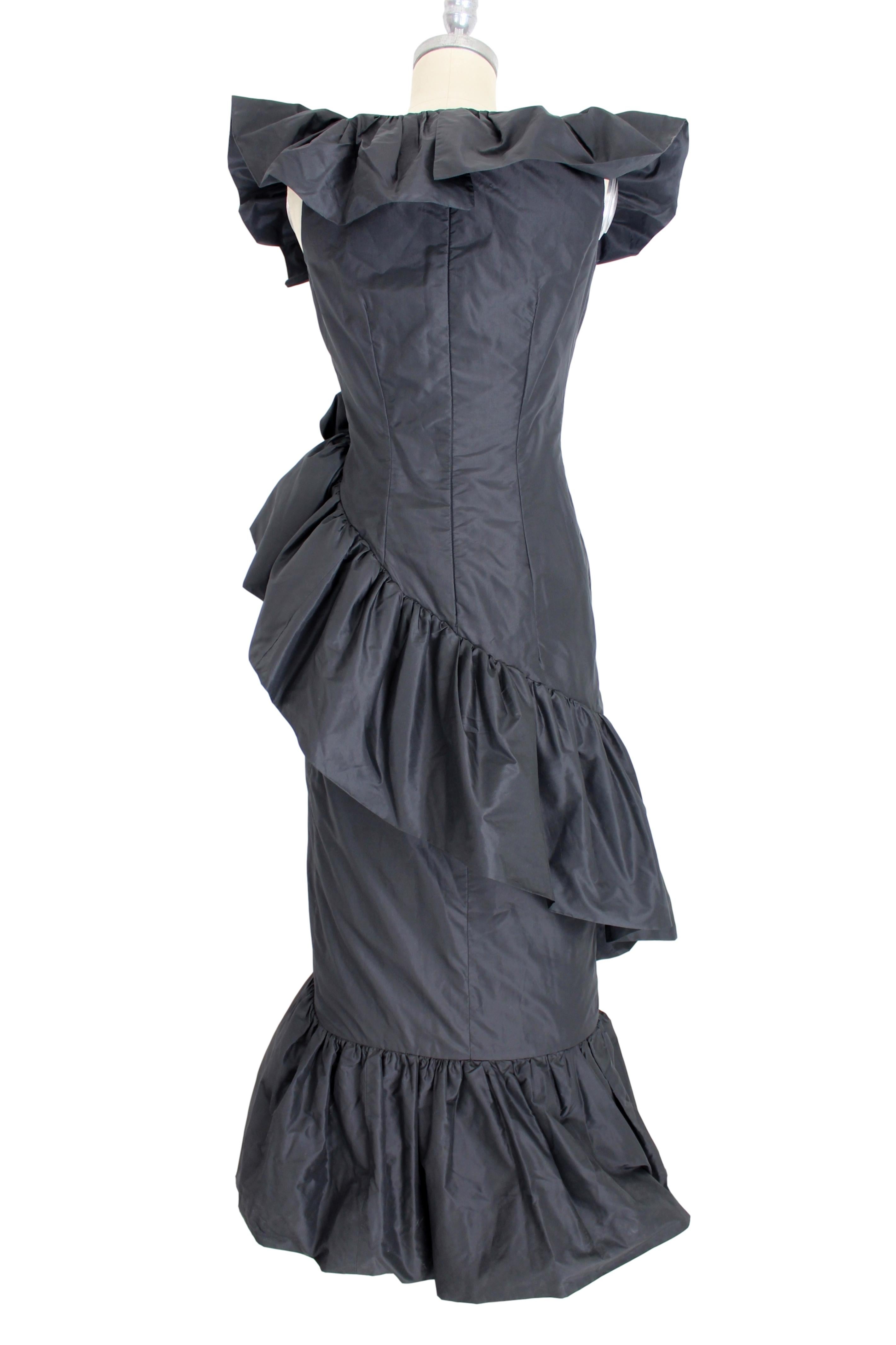 Mignon 1980er Jahre Schwarzes langes Abendkleid aus Taft und Seide mit Rüschen Dorothy Farbo im Zustand „Hervorragend“ in Brindisi, Bt