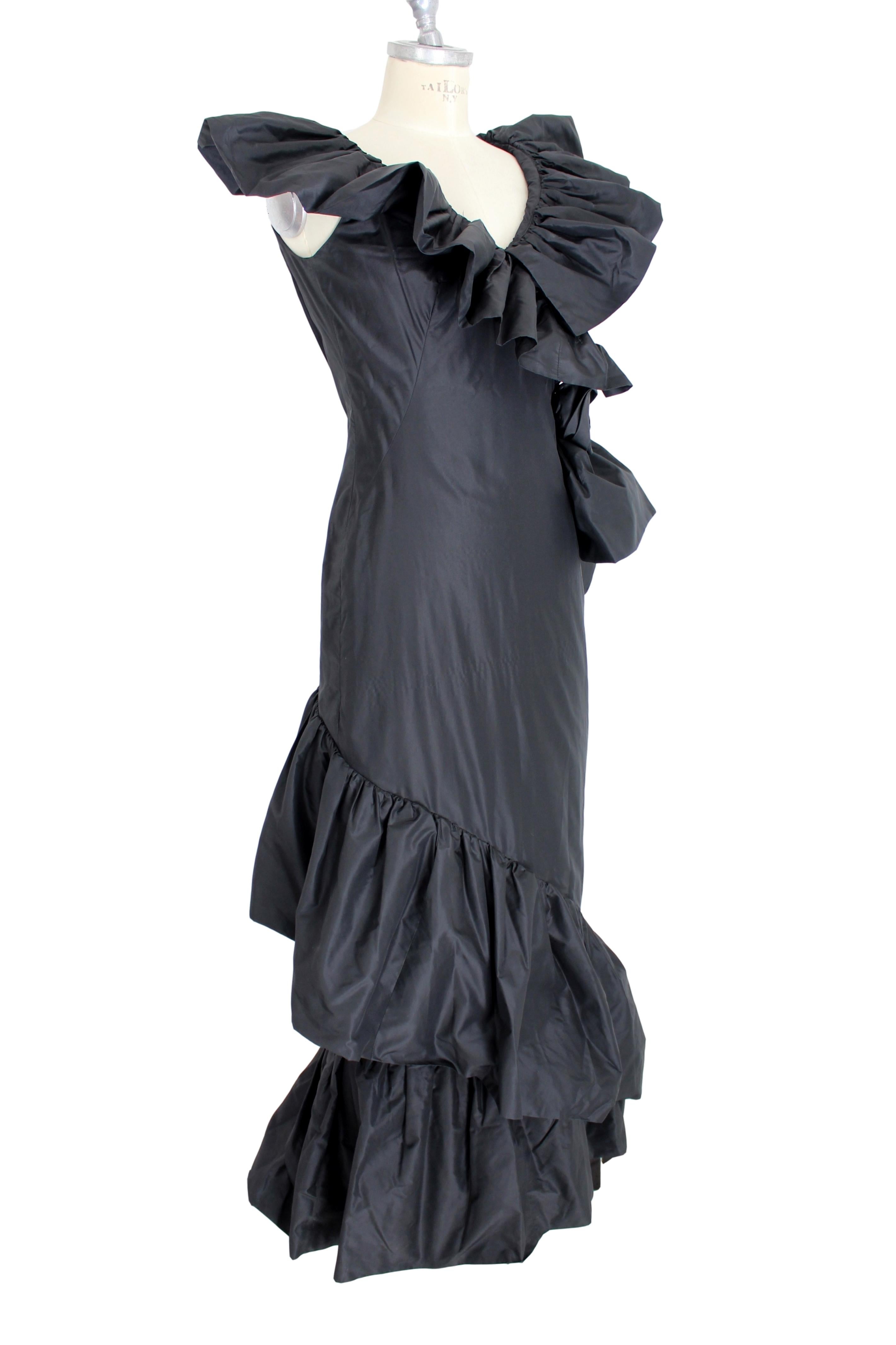 Mignon 1980er Jahre Schwarzes langes Abendkleid aus Taft und Seide mit Rüschen Dorothy Farbo 1