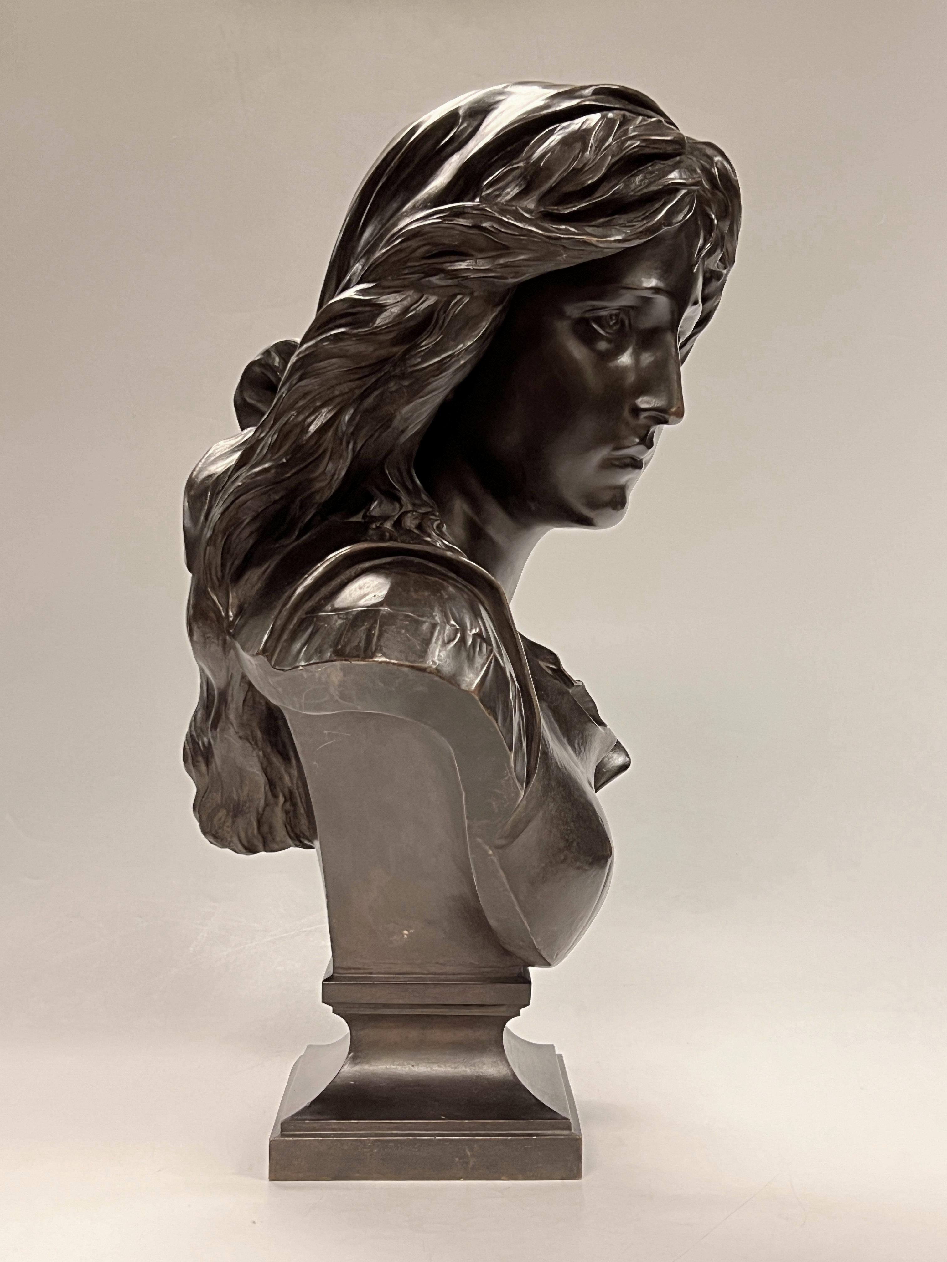 Belle Époque Mignon Scultura femminile in bronzo con busto di Eugène Antoine Aizelin in vendita