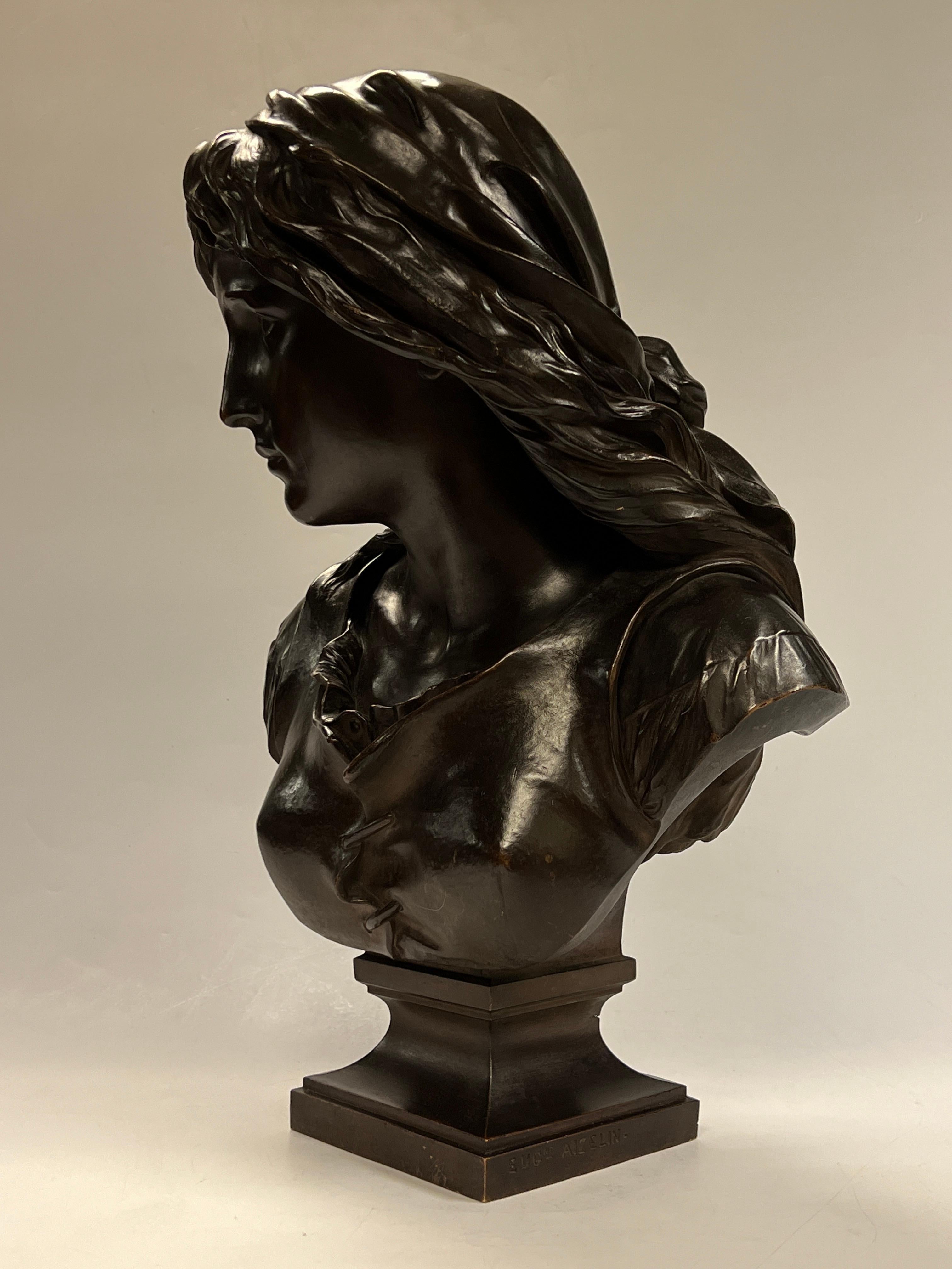 Patinato Mignon Scultura femminile in bronzo con busto di Eugène Antoine Aizelin in vendita