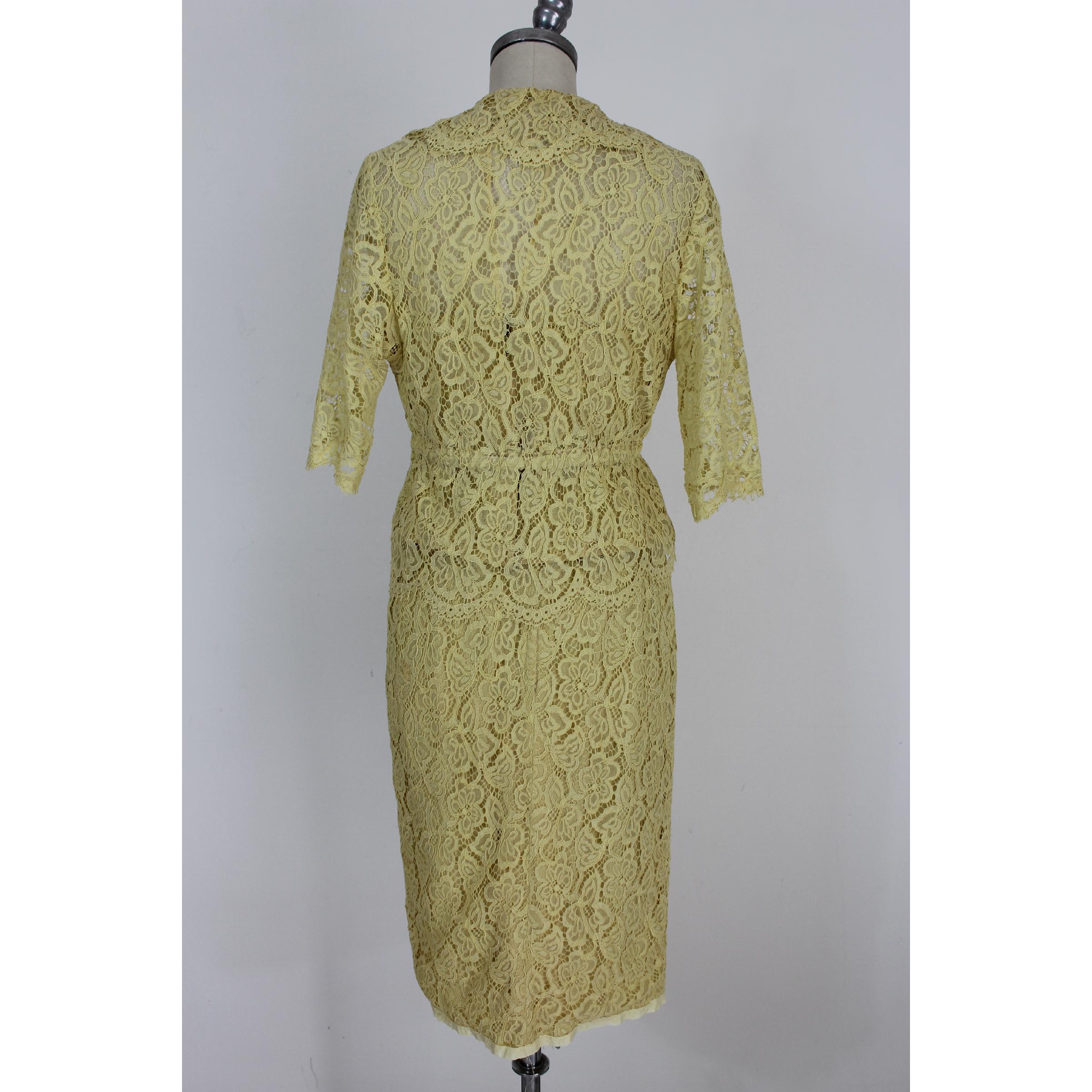 Vintage dress 60s, signed Mignon, with the label of the famous Atlantic City store, the Needle Craft. Suit in lace and yellow silk. Short jacket in transparent color with clip closure. Silk and lace top with transparencies. Sheath skirt lined in