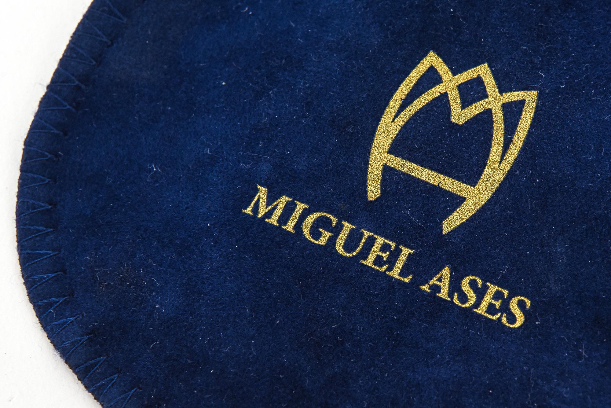 Miguel Ases - Boucles d'oreilles percées chandelier en onyx noir et métal doré en vente 4