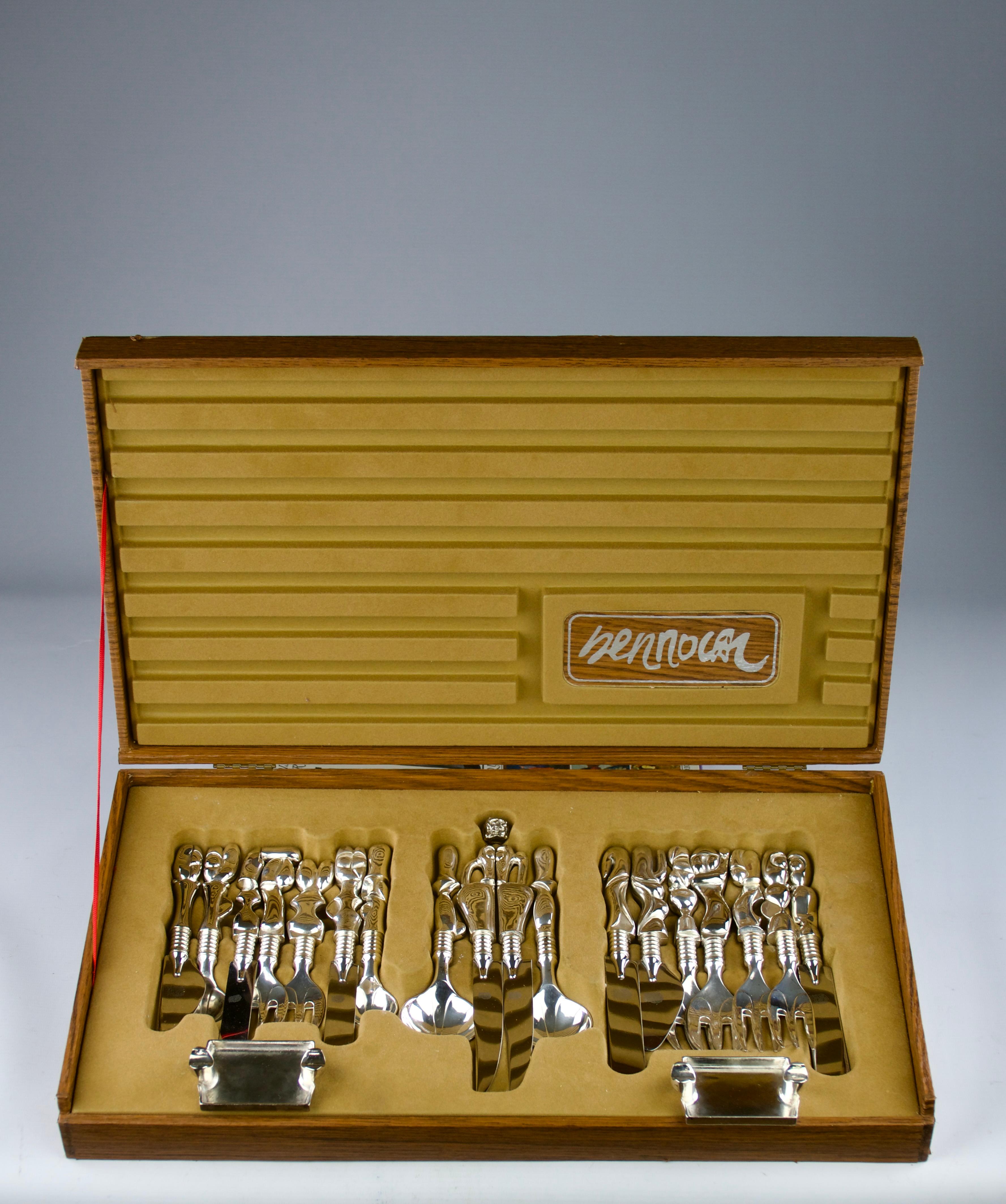 Superbe service à fromage post-moderne de Miguel Ortiz Berrocal (1933-2006) composé de 22 pièces uniques (fourchettes, couteaux, cuillères, une bague, deux cendriers et une boîte). Le tout en métal chromé et dans la boîte d'origine avec le nom du