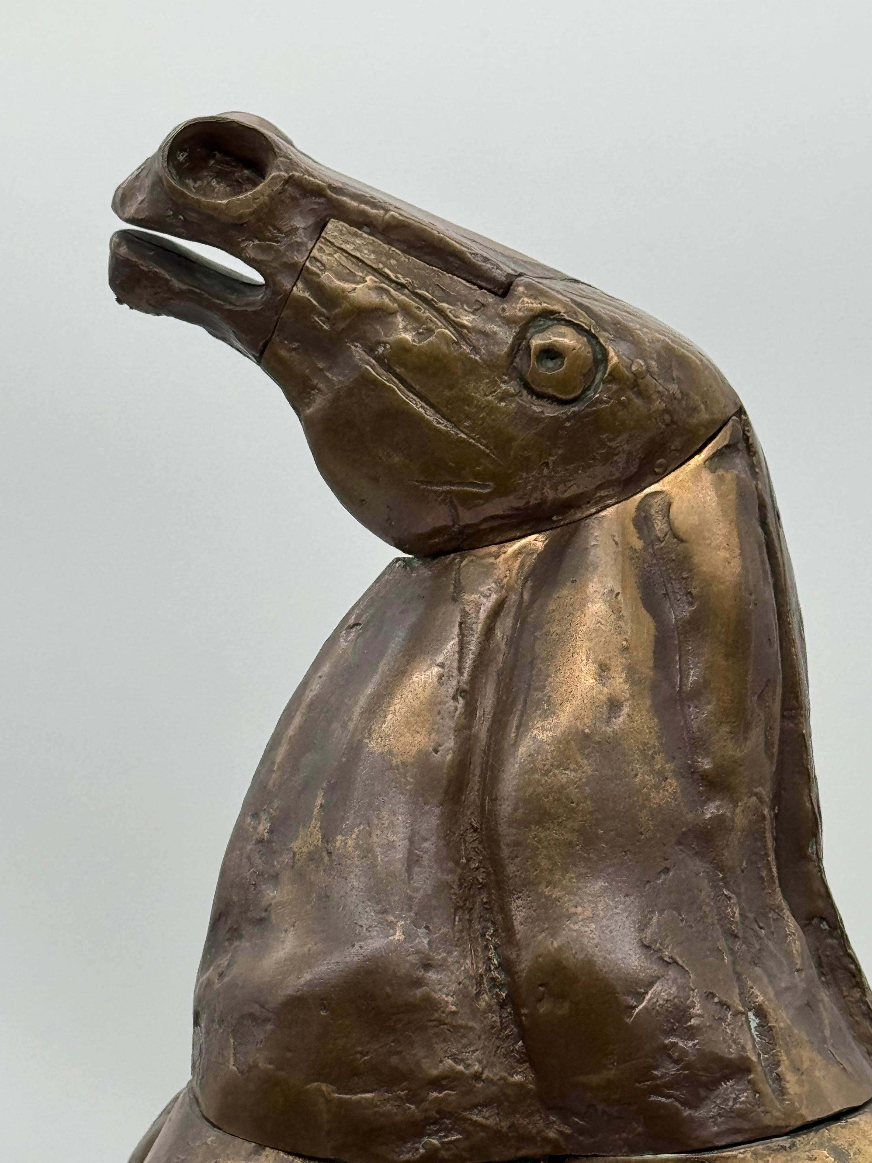 Il s'agit d'une captivante sculpture en bronze représentant un cheval, une œuvre réalisée en collaboration par le célèbre sculpteur espagnol Miguel Berrocal (1933-2006) et le très estimé peintre et sculpteur italien Bruno Cassinari (1912-1992).