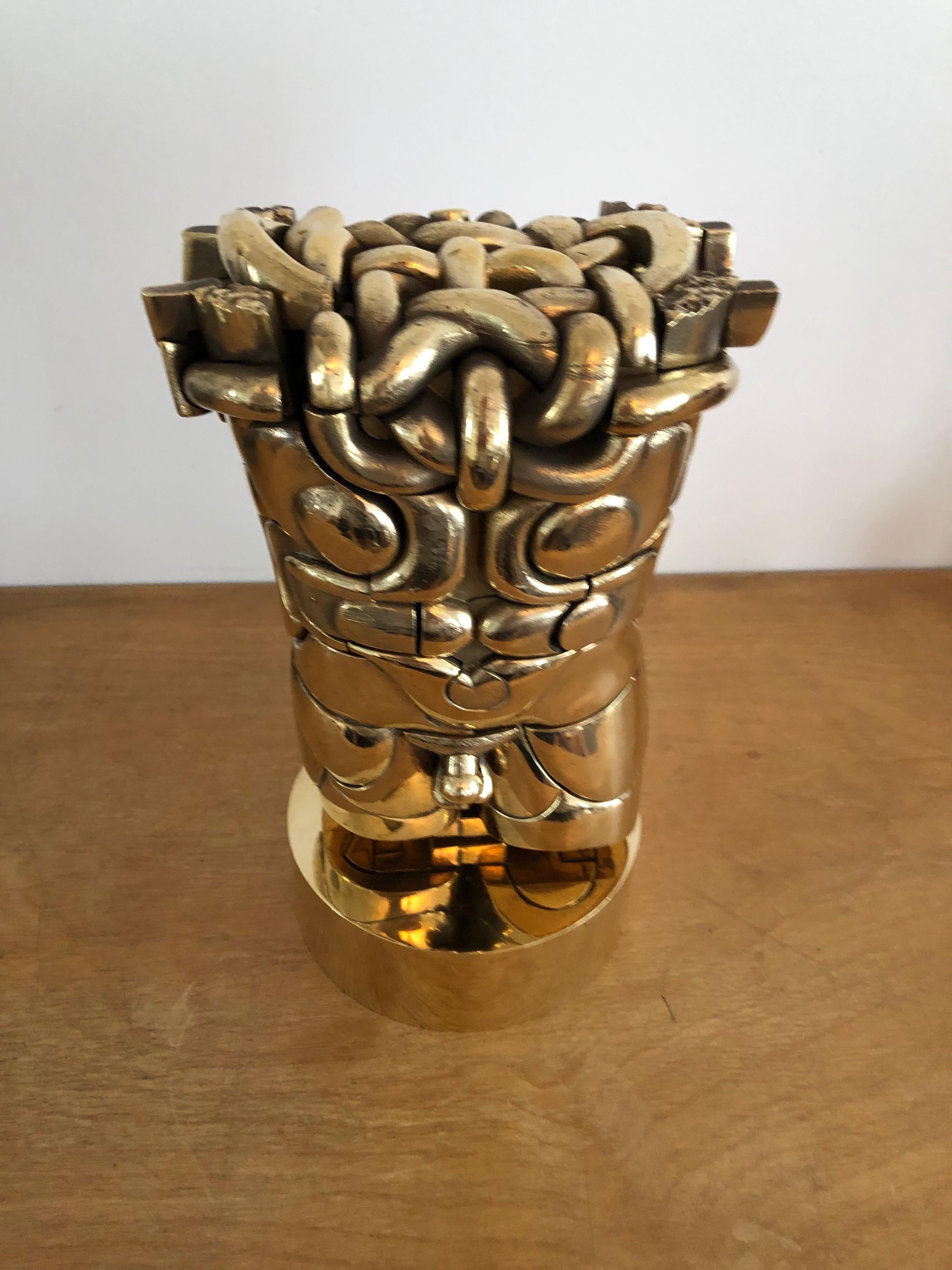Goliath, Opus 114
1968-1972
Sculpture in polished brass interlocking and transformable in 3 different ways.
Signed and numbered 1386.
Stamped Orangerie Multiples cologne.
Edition of 2000.
Measures: Height 24 cm, width 14.2 cm, depth 12.7