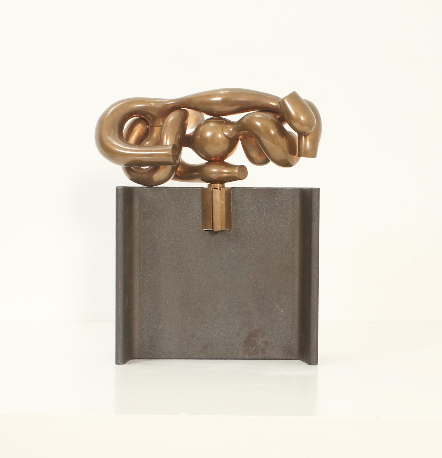 Scultura La Maja di Miguel Berrocal, Spagna, 1978. Scultura puzzle in bronzo con 11 pezzi e base in ghisa, include il libro originale. Edizione limitata di 1000 unità, firmata e numerata 532/1000.
