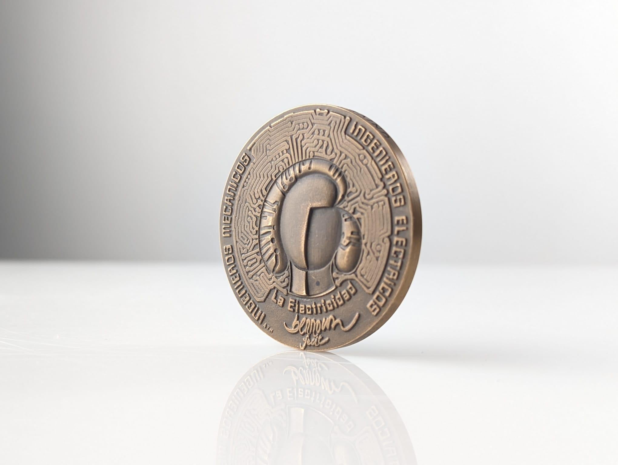 Esemplare molto raro e difficile da trovare, la medaglia di bronzo Opus 294 fu creata da Miguel Berrocal come pezzo commemorativo per la Scuola Tecnica Superiore di Ingegneri Industriali di Gijón. La medaglia di bronzo esemplifica il fascino dello