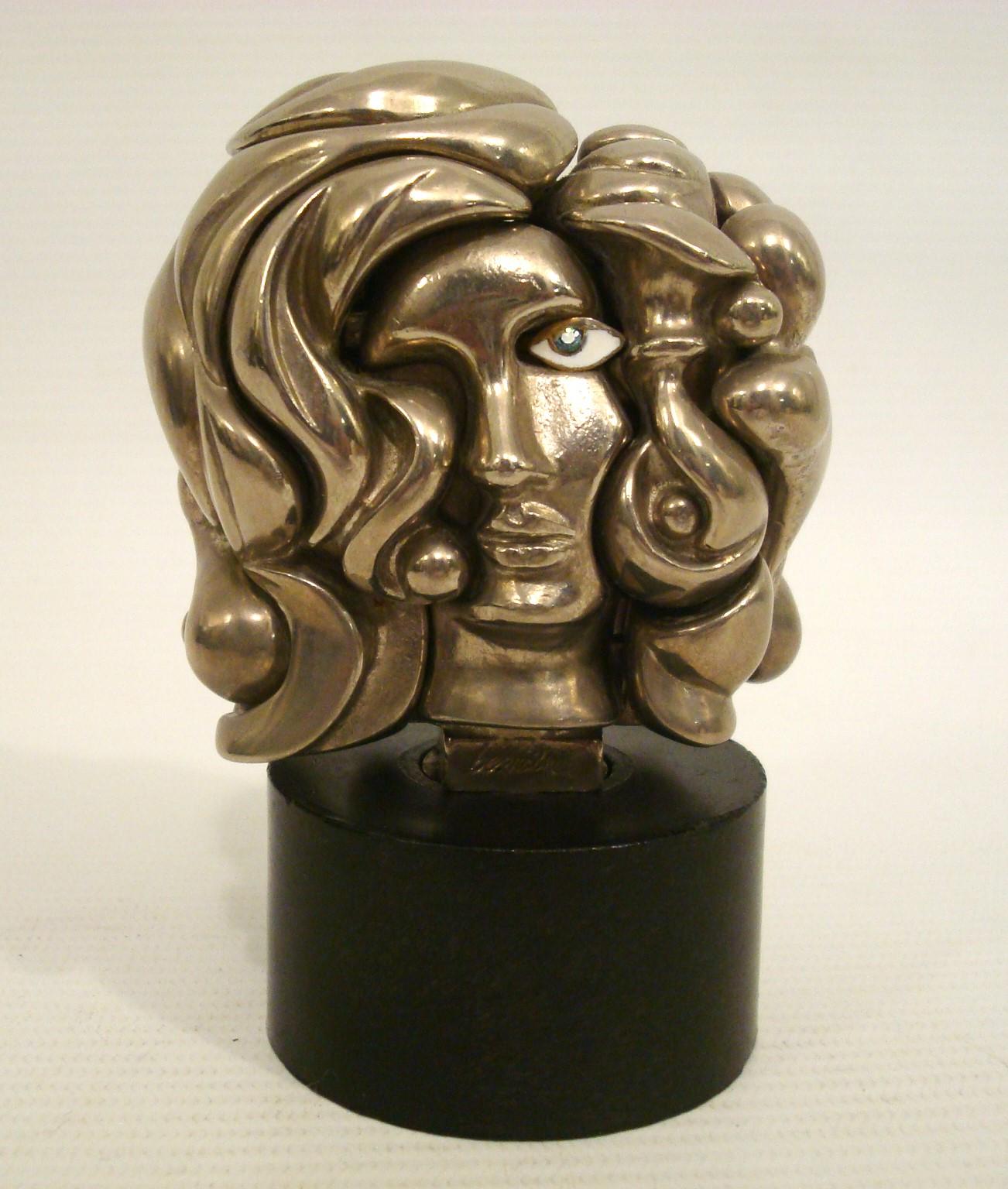 Questo busto di donna in miniatura è un puzzle tridimensionale di incredibile precisione artigianale. 17 pezzi singoli sono incastrati per creare l'opera complessiva; ogni pezzo si incastra nell'altro e spesso si blocca in posizione con un'esattezza