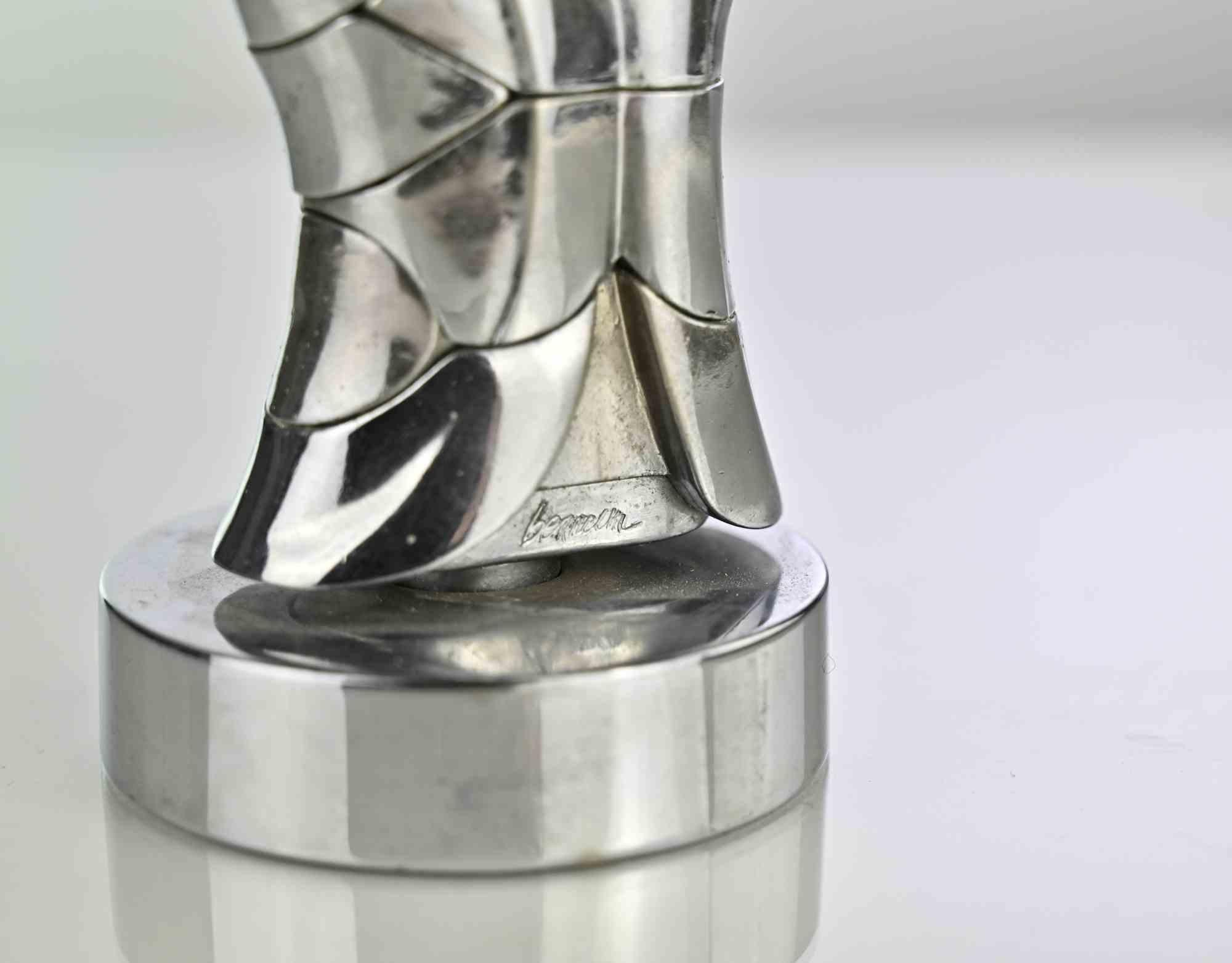Scultura puzzle a 24 elementi placcati in nichel, 1968-1969, realizzata da Miguel Berrocal.

Firma e numero incisi. Edizione di 9500 pezzi. 

Rif. Catalogo General/Obras Recientes, 1974, p. 13.

Ottime condizioni.