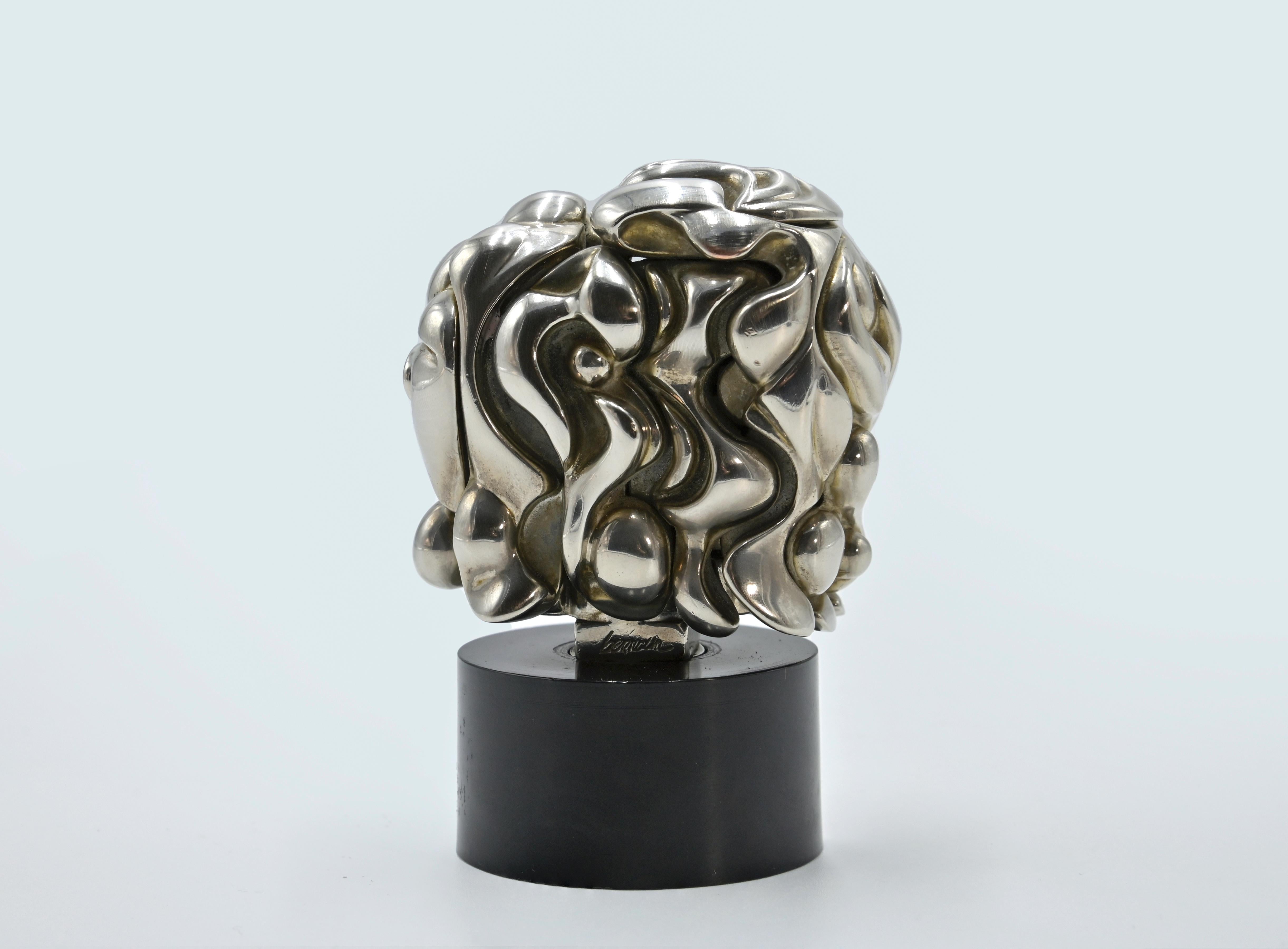 Portrait de Michéle -Opus 110, is realized by Miguel Berrocal (Villanueva De Algaidas 1933 - Antequera 2006), in 1969.

Multiple sculpture in nickel-plated Zamak dismountable into 17 elements with gilt brass and enamel ring, plastic base, signed and