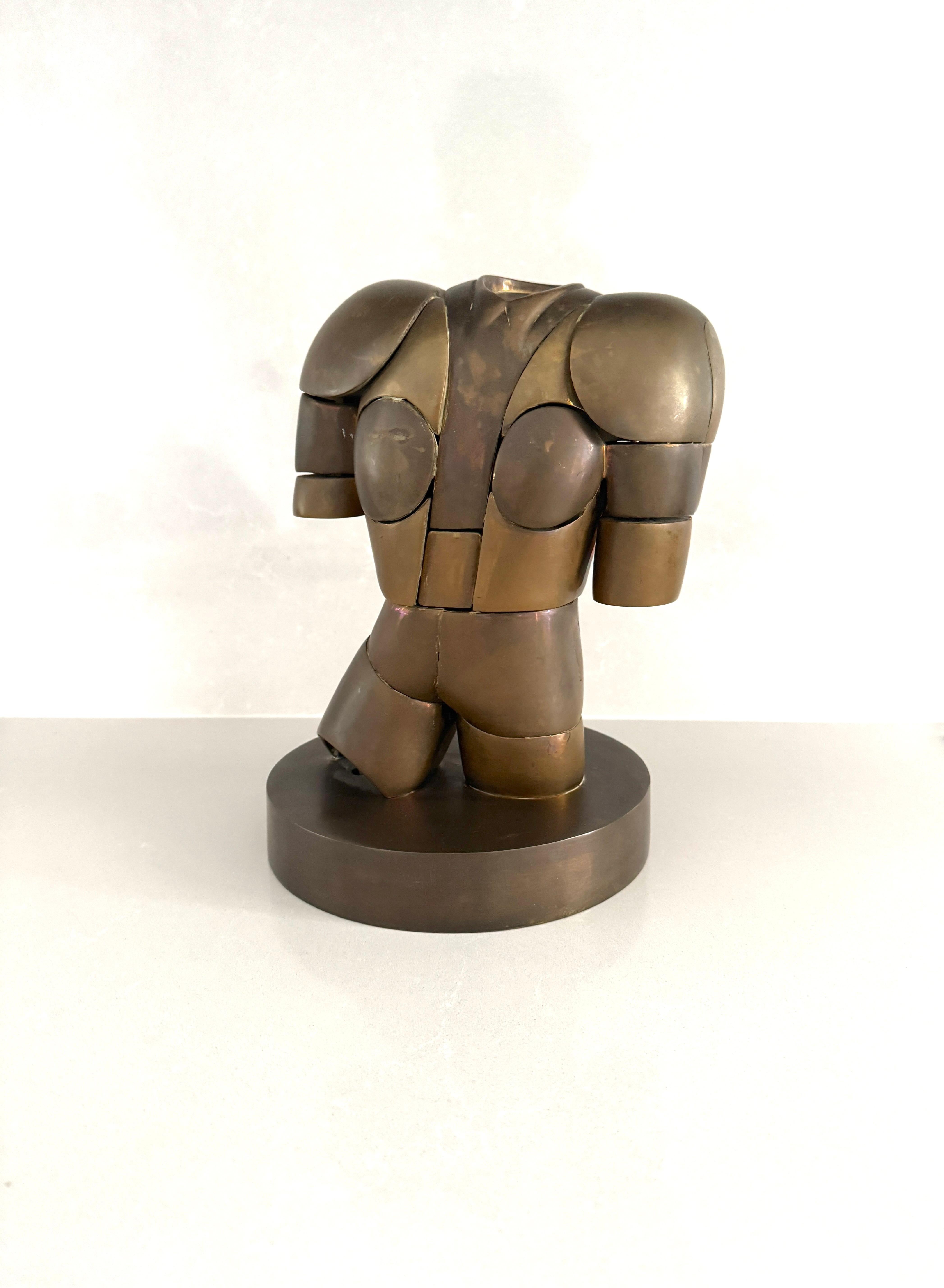 Bellissima scultura puzzle firmata Miguel Berrocal (Spagna 1933-2005). Questa scultura è formata da diciotto elementi assemblati
Edizione di 2000 esemplari. Firmata e numerata alla base

Ottime condizioni di conservazione.
