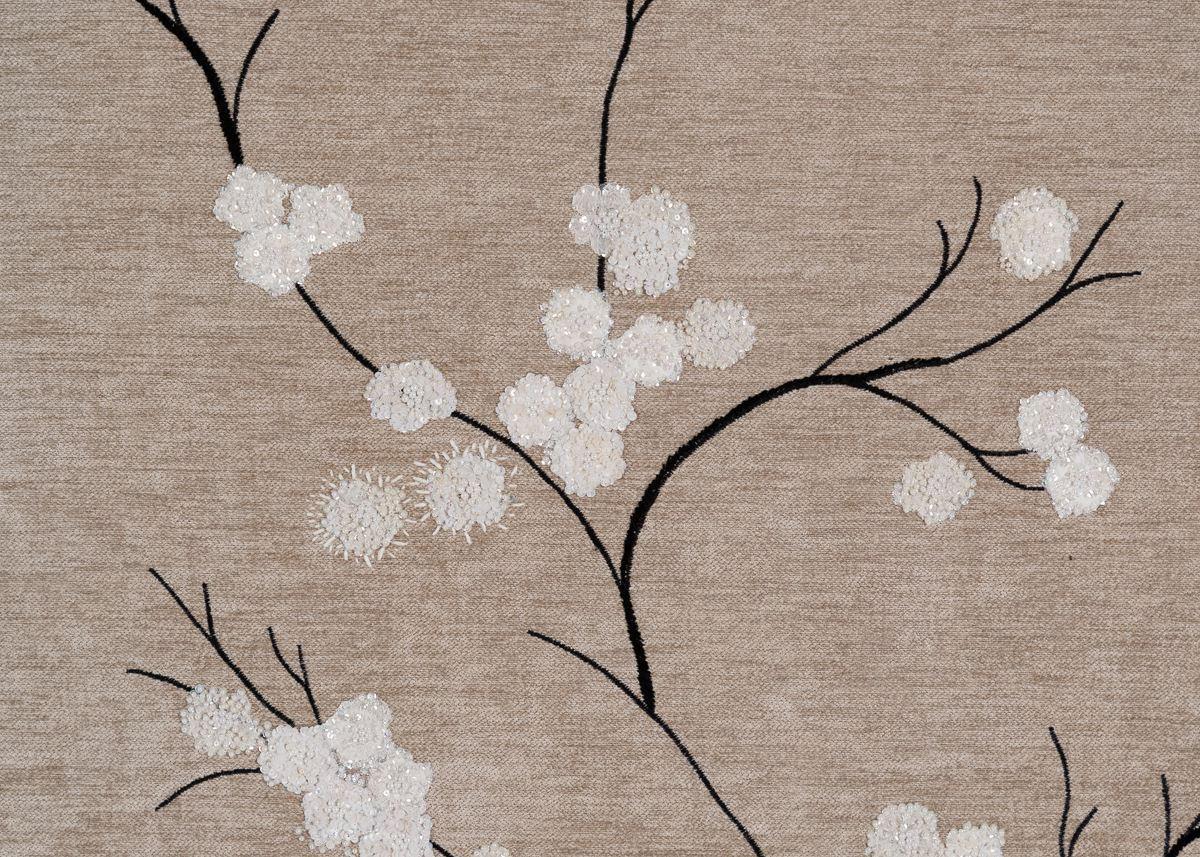 Elegantes y exóticas a partes iguales, las obras de Miguel Cisterna impregnan la tradición clásica francesa del bordado fino con una sensibilidad moderna. Sus diseños, cosidos a mano y laboriosos, superponen materiales contrastados para crear