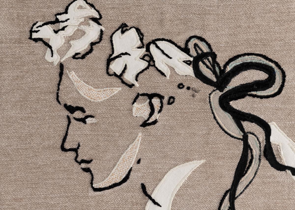 Questo pannello è stato ricamato a mano dall'artista francese Miguel Cisterna e presenta il profilo di una donna.