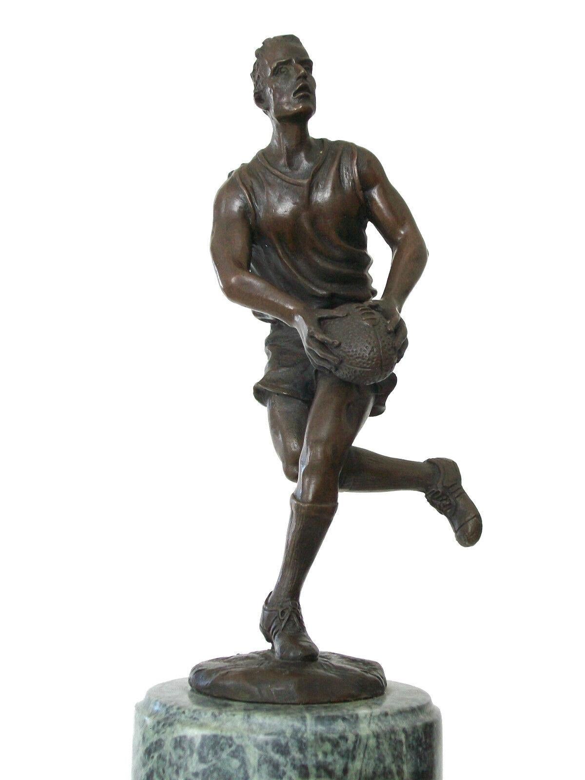 MIGUEL FERNANDO LOPEZ (MILO) - Vintage Rugbyspieler Bronzeskulptur auf Marmorsockel - signiert - Portugal - Ende 20. Jahrhundert.

Guter Vintage-Zustand - kein Verlust - keine Beschädigung - keine Restaurierung - kleine Oberflächenkratzer mit