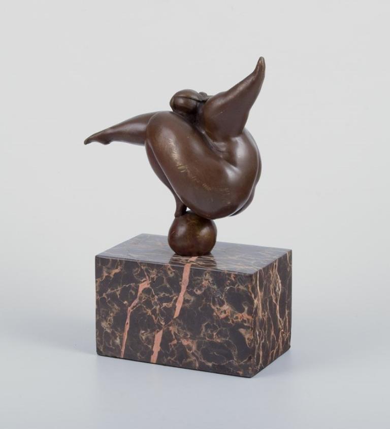Miguel Fernando Lopez (Milo), Portuguese sculptor. 
Modern bronze sculpture of a voluptuous nude woman on a marble pedestal.
1970s/1980s.
In excellent condition with minimal scratches on the figure.
Signed.
Dimensions: W 16.0 cm x H 23.5 cm.