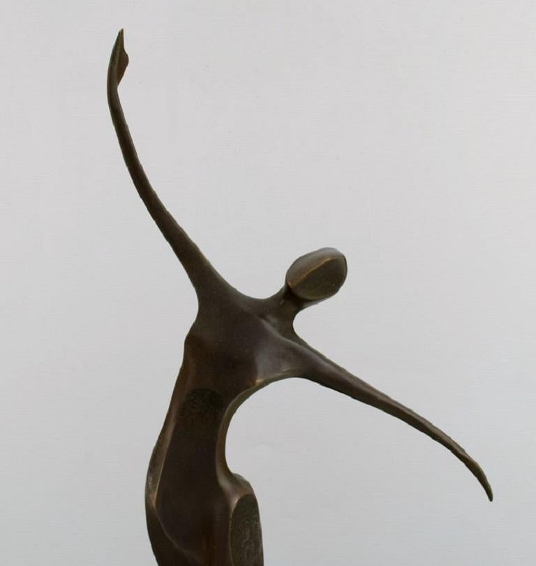 Miguel Fernando Lopez (Milo). Sculpteur portugais. 
Sculpture féminine moderniste en bronze massif sur un socle en marbre. Fin du 20e siècle.
Mesures : 54 x 20 cm.
En parfait état.
Signé.