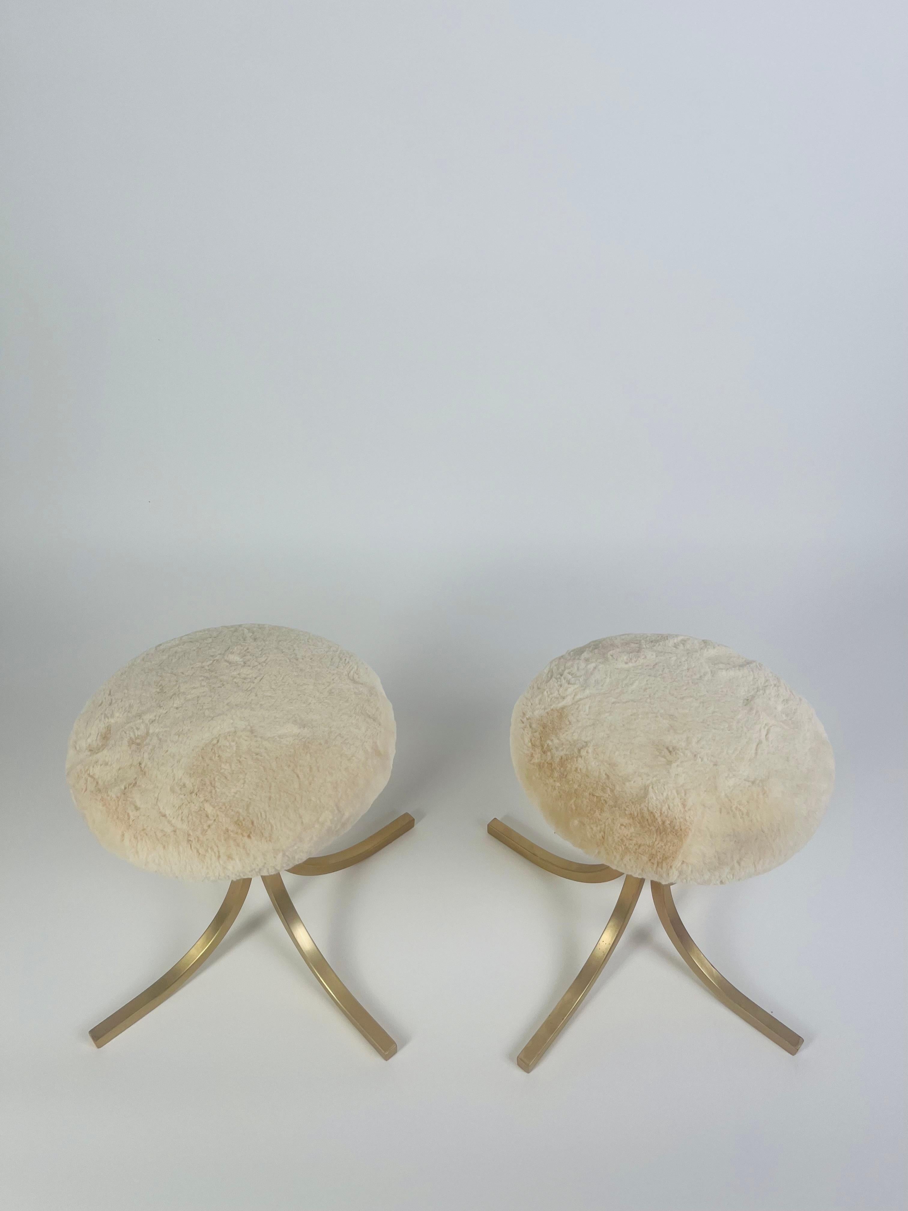 This stool, designed by the visionary Spanish architect Miguel Fisac, is much more than a simple seat: it is a unique and rare piece that combines history, design, and functionality. Renowned for his innovative approach and mastery in working with