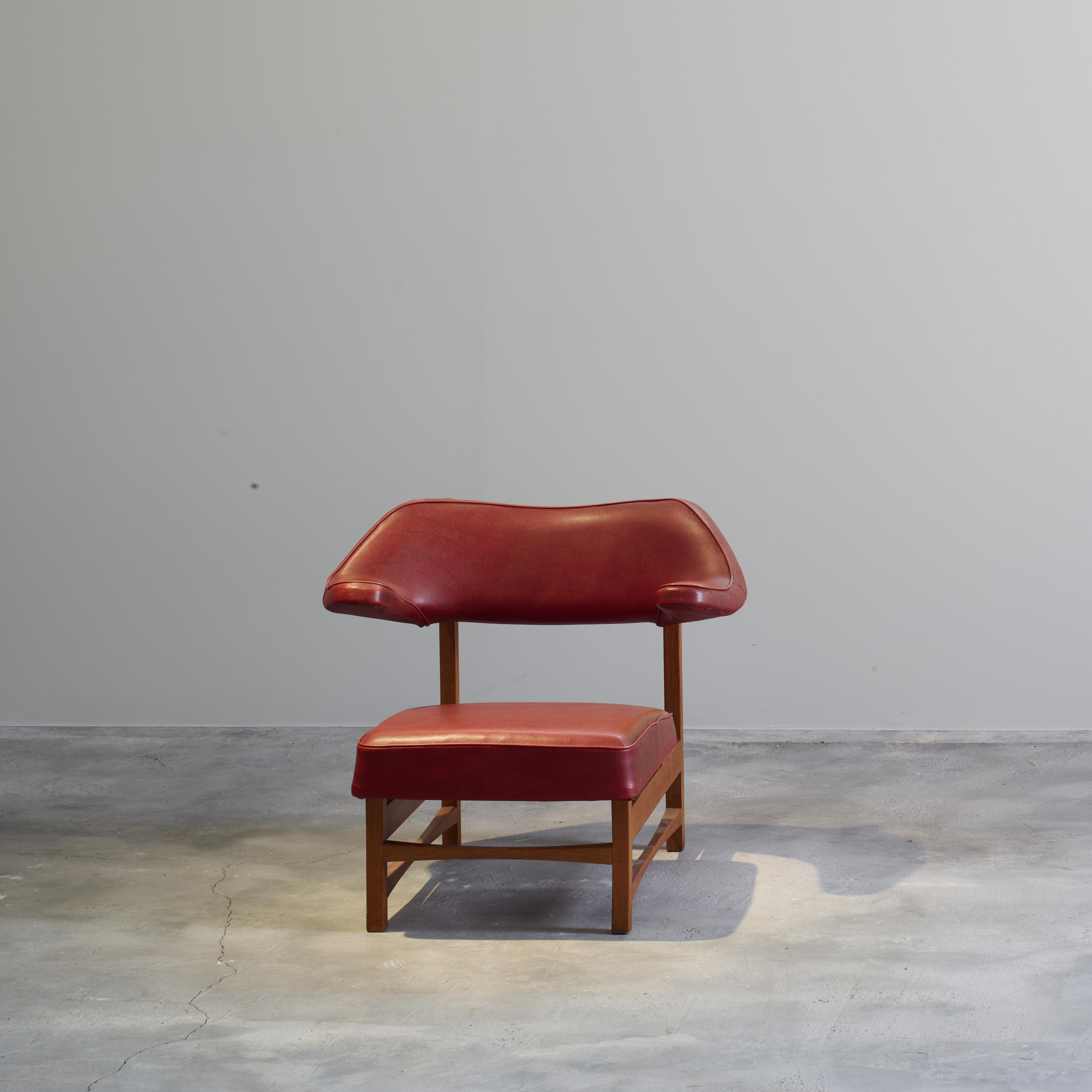 Cet objet se distingue par ses qualités sculpturales. Une dynamique vivante entre les différents volumes et surfaces, montrant des qualités différentes sous des angles différents. Sa forme expressive offre une plasticité complexe façonnée par la