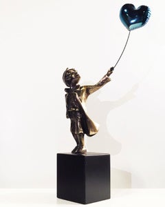 Un garçon avec un ballon - Miguel Guía Street Art Sculpture en bronze coulé