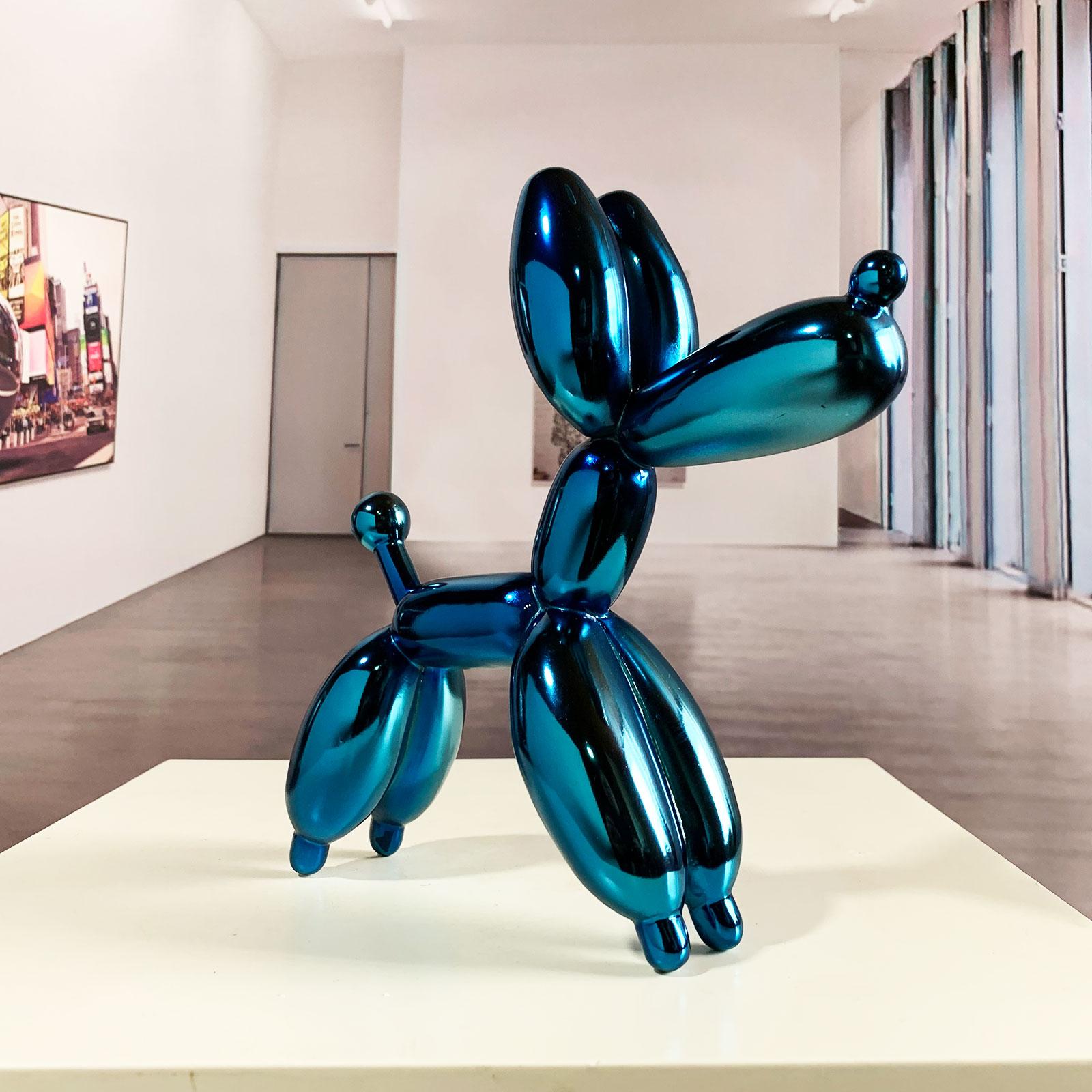 Pop Art Sculpture "Blue Dog Balloon 21" by Miguel Gu�ía.
The sculpture is made of a layer of nickel on cold smelting of copper with the base of graphite or marble dust.
Limited edition of 299 works.
Although the required time to deliver a shipment is