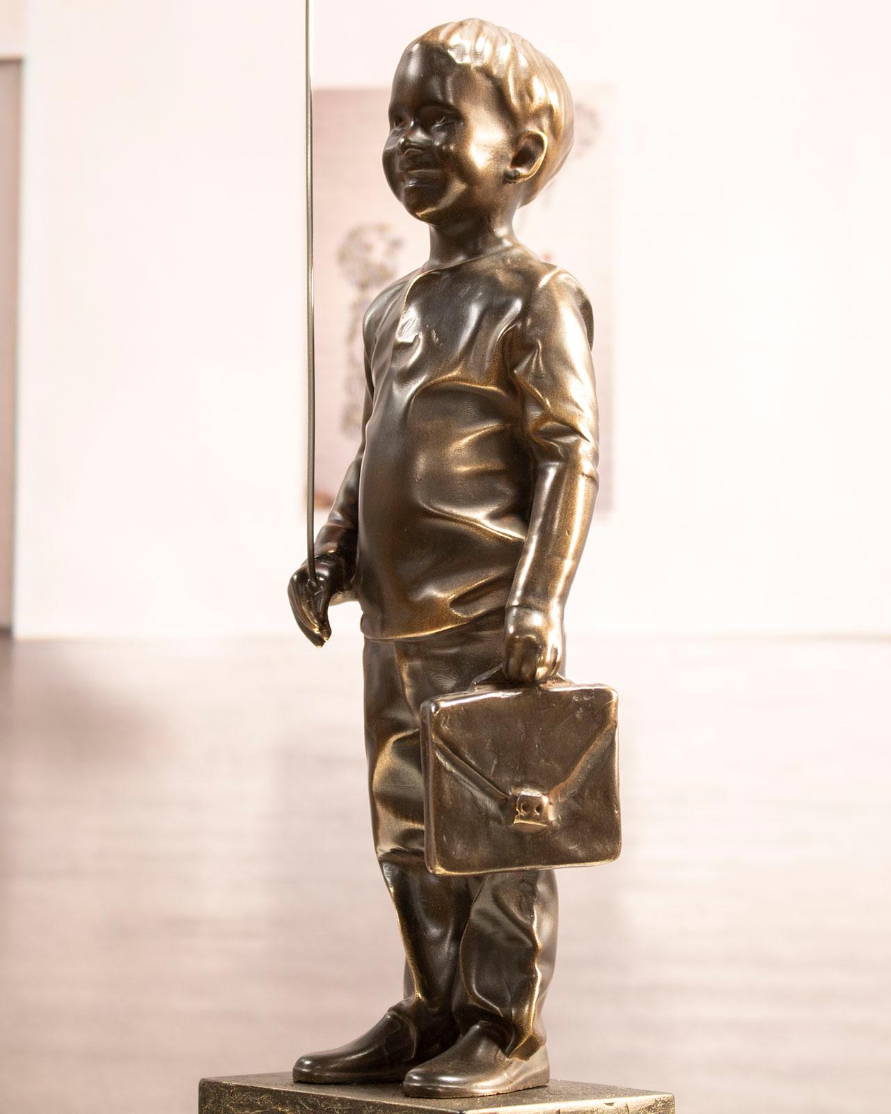 Boy with red magic balloon 34 - Miguel Guía  Realist Bronze layer Sculpture For Sale 10