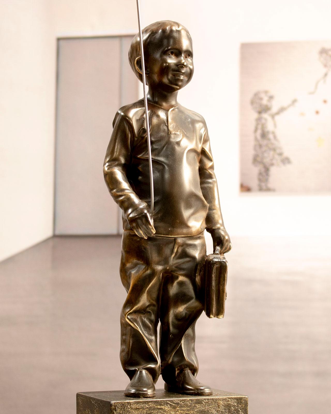 Boy with red magic balloon 34 - Miguel Guía  Realist Bronze layer Sculpture For Sale 11