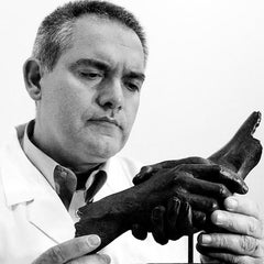 Friendship - Miguel Guía Realism Bronze layer Sculpture