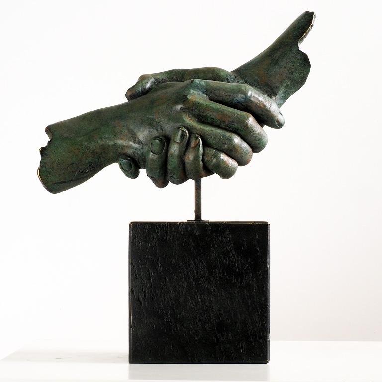 Realistic Sculpture "Friendship" by Miguel Guía.
The sculpture is made of a layer of bronze on cold smelting of copper with the base of graphite or marble dust.
Limited edition of 150 works.
Although the required time to deliver a shipment is