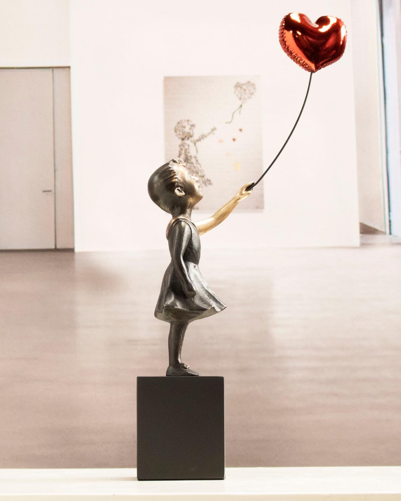 Mädchen mit rotem Ballon – Miguel Gua Street Art-Skulptur aus Bronzeguss 4