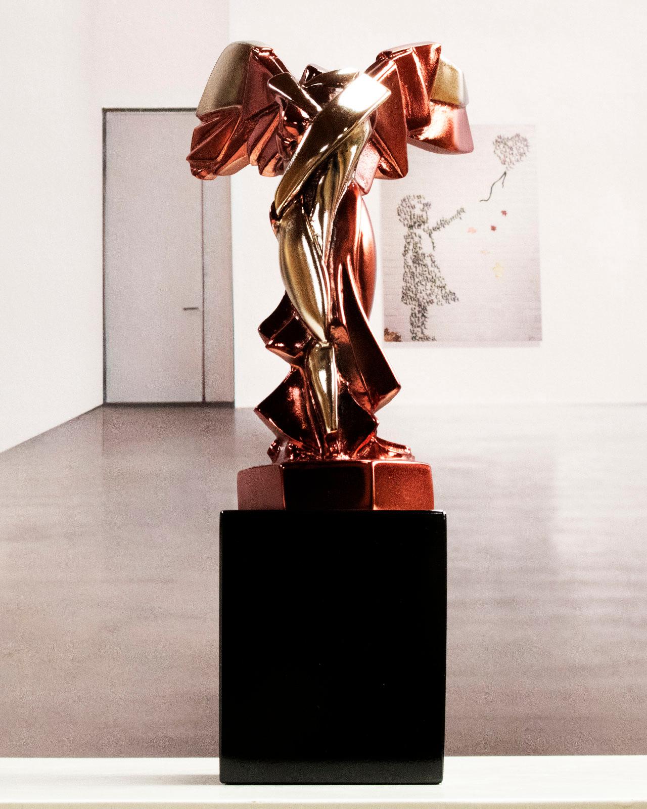 Cubist Sculpture "Harmonie of Samothrace Fire red" by Miguel Guía.
The sculpture is made of a layer of Nickel on cold smelting of copper with the base of graphite or marble dust with a red patina.
Limited edition of 150 works.
The base is included