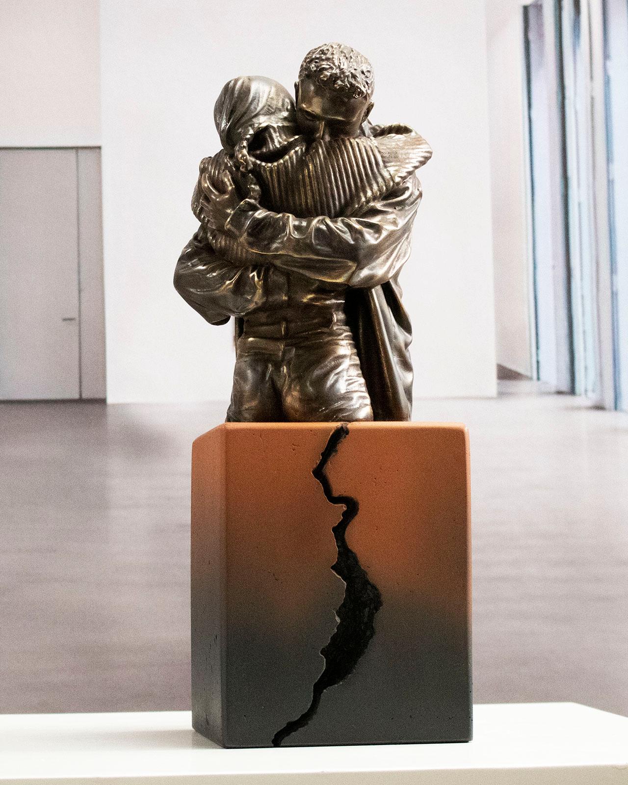 Realistische Skulptur "Hör nie auf, mich zu umarmen" von Miguel Guía.
Die Skulptur besteht aus einer Bronzeschicht aus kaltgeschmolzenem Kupfer mit einer Basis aus Graphit oder Marmorstaub.
Limitierte Auflage von 199 Werken.
Obwohl die Lieferzeit