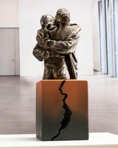 Never stop hugging me - Miguel Guía Realist Bronze layer Sculpture