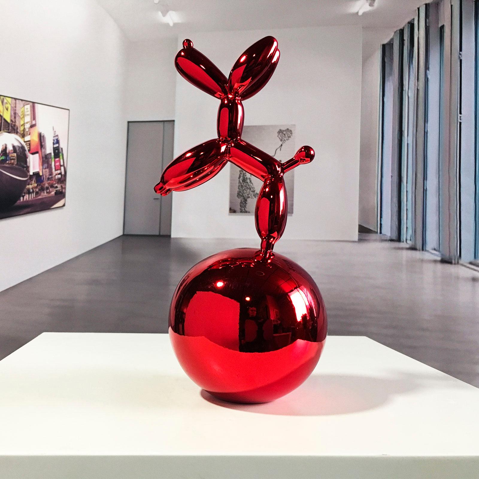 Pop Art Sculpture "Red Dog Balloon on  Nickel Sphere" by Miguel Guía.
The sculpture is made of a layer of nickel on cold smelting of copper with the base of graphite or marble dust.
Limited edition of 299 works.
Although the required time to deliver