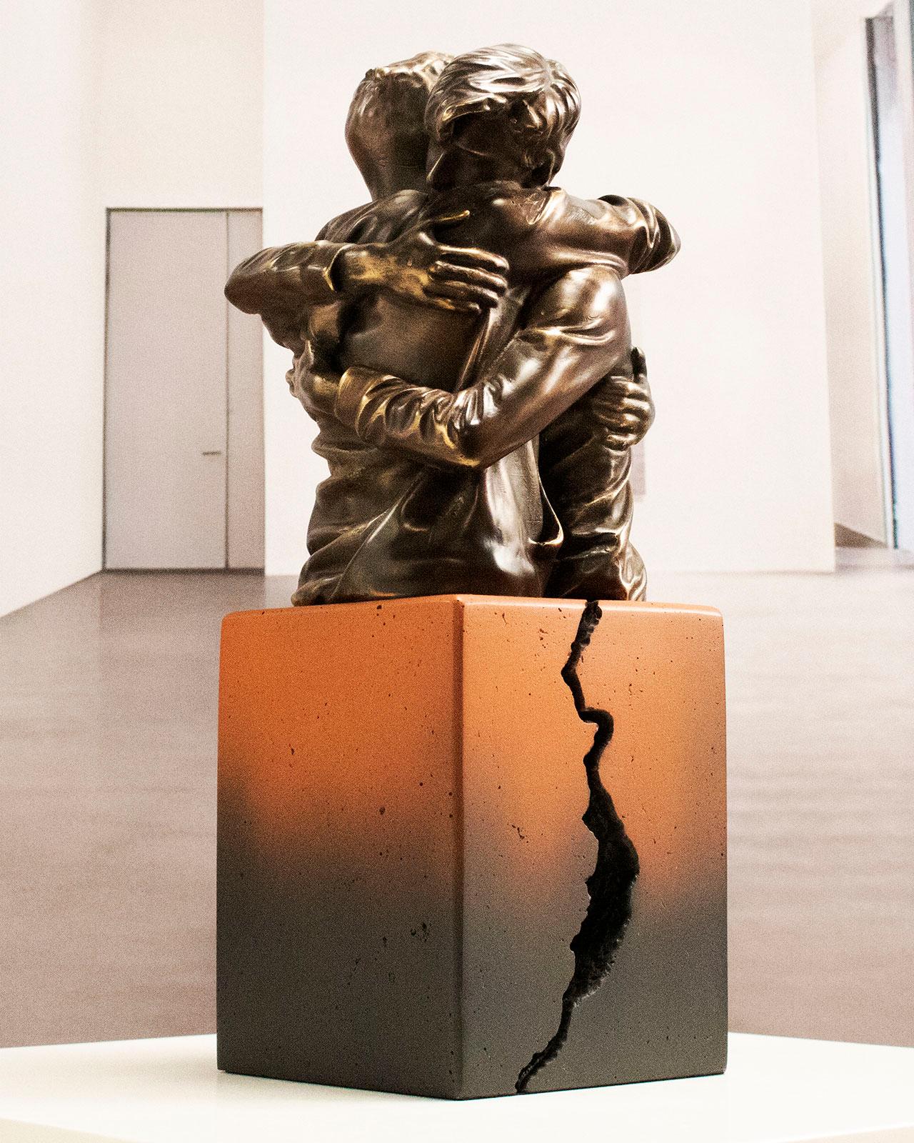The power of a hug - Miguel Guía Realist Bronze layer Sculpture For Sale 6