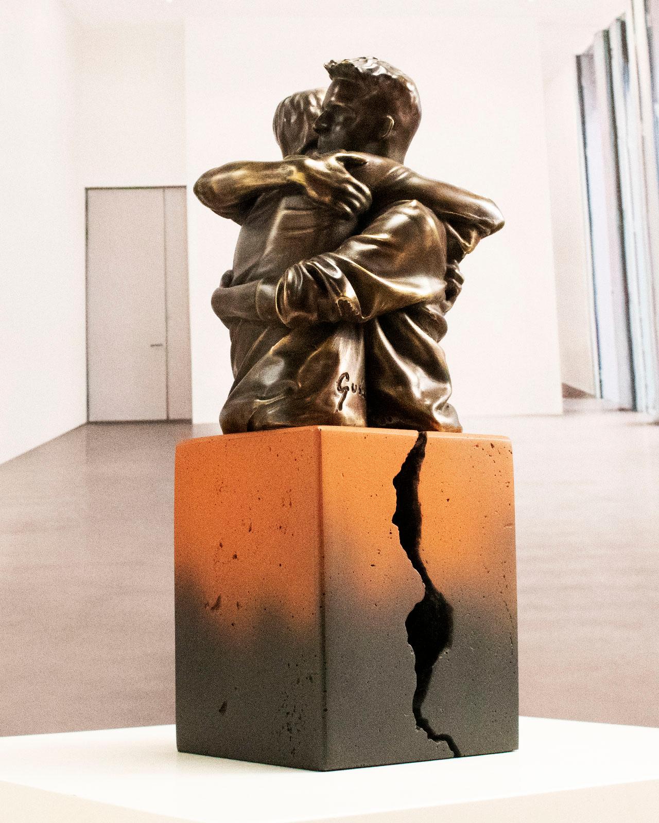 The power of a hug - Miguel Guía Realist Bronze layer Sculpture For Sale 2