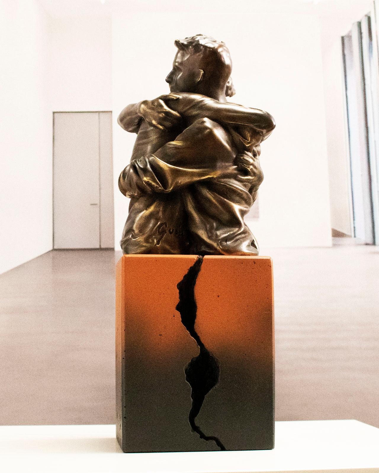 The power of a hug - Miguel Guía Realist Bronze layer Sculpture For Sale 3