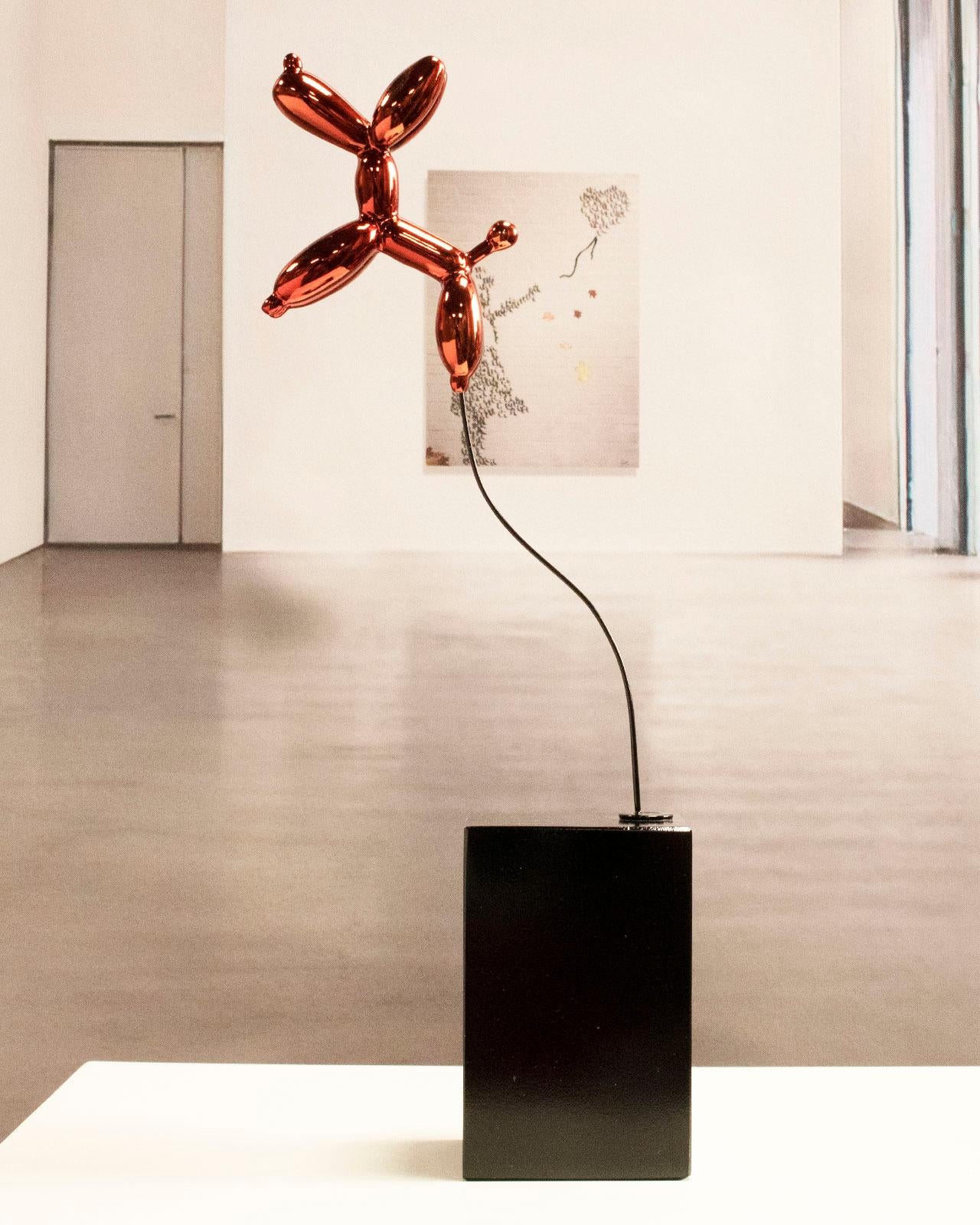 Weightless balloon dog red - Miguel Guía, Pop Art Nickel layer Sculpture 3
