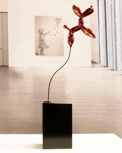 Ballon en apesanteur chien rouge - Miguel Guía:: Pop Art Nickel couche Sculpture