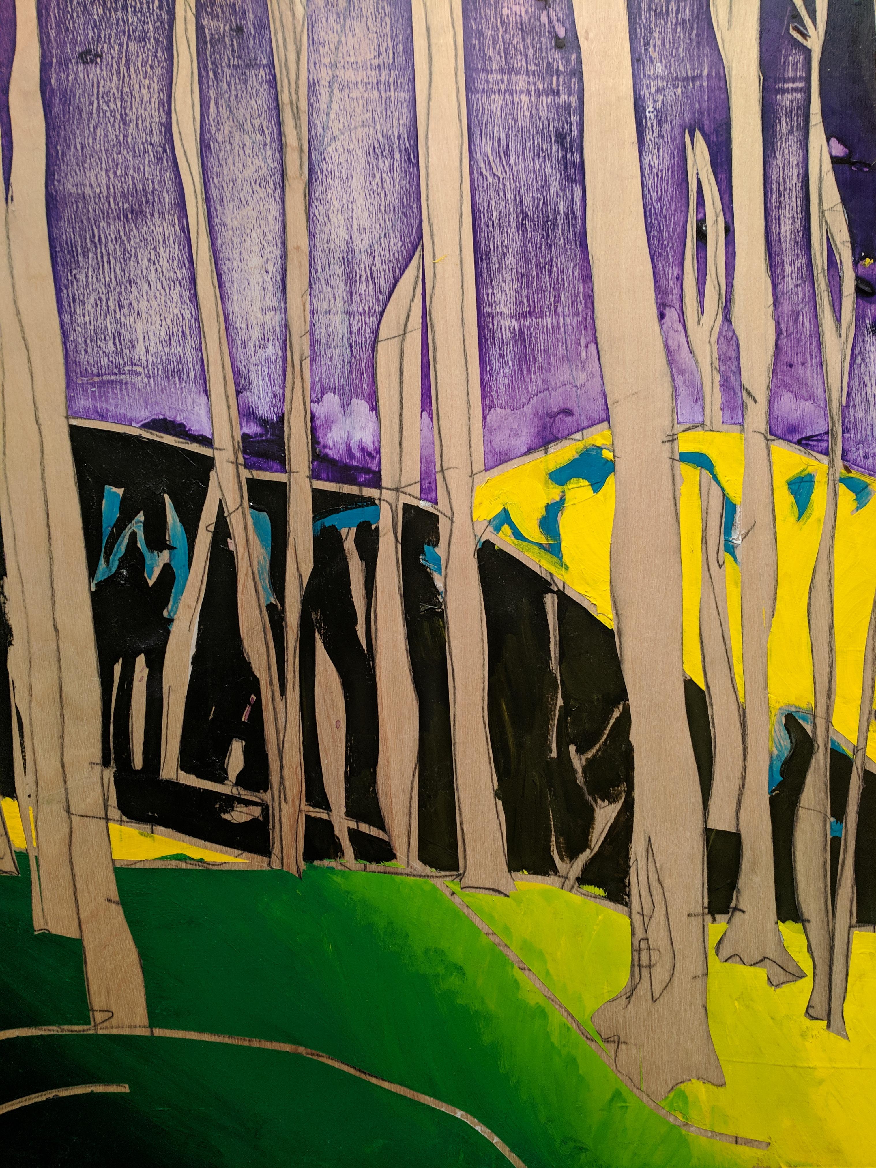 Il s'agit d'une peinture acrylique sur panneau représentant un bosquet d'arbres.  Les troncs étroits des arbres, dans les tons amande, s'élèvent jusqu'à une couronne violette et pourpre saisissante qui devient le ciel. En dessous, la terre verte