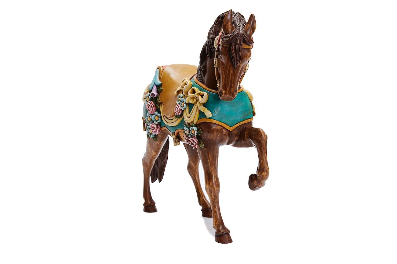 Caballo Carrusell / Cheval de carrousel
Ce cheval mexicain en bois a été fabriqué avec du bois de copal, des gouges de technique de sculpture sur bois, une machette et du papier de verre, décoré avec des teintures naturelles et des peintures