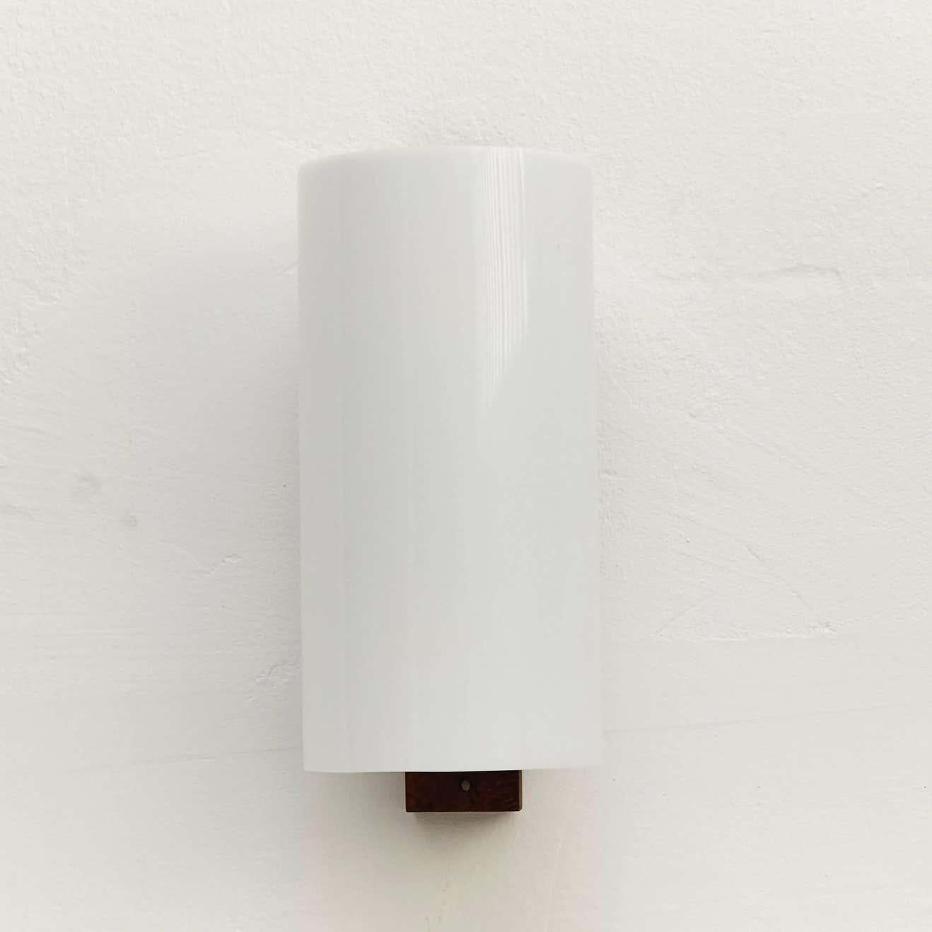 Aplique-Lampe, entworfen von Miguel Mila'.
Hergestellt von Tramo (Spanien), ca. 1960.
Struktur aus Holz und Lampenschirm aus Kunststoff.

In gutem Originalzustand mit geringen alters- und gebrauchsbedingten Abnutzungserscheinungen, die eine