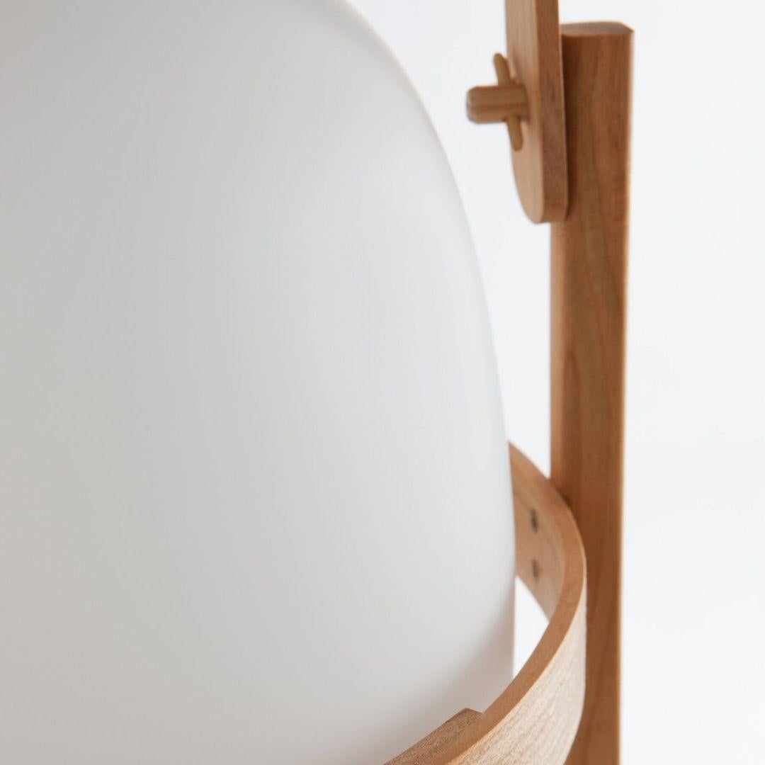 Miguel Milá 'Cesta' Table Lamp in Cherry Wood and Opal Glass for Santa & Cole For Sale 4
