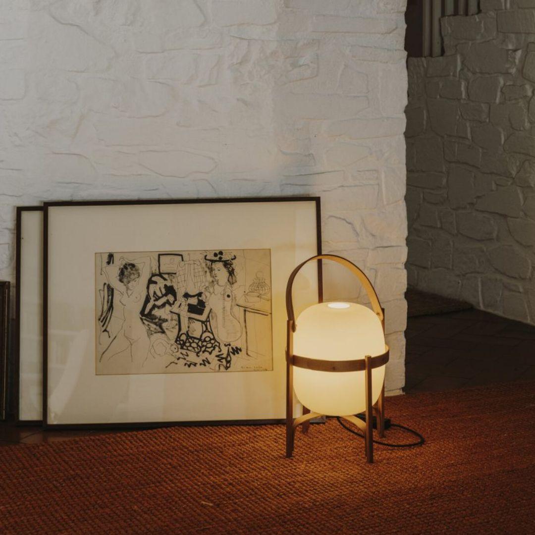 Fait main Lampe de table 'Cesta' de Miguel Milá en Wood Wood et verre opale pour Santa & Cole en vente