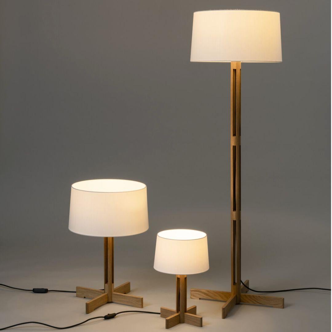 Miguel Milá 'FAD' Table Lamp in Natural Oak and White Linen for Santa & Cole In New Condition For Sale In Glendale, CA