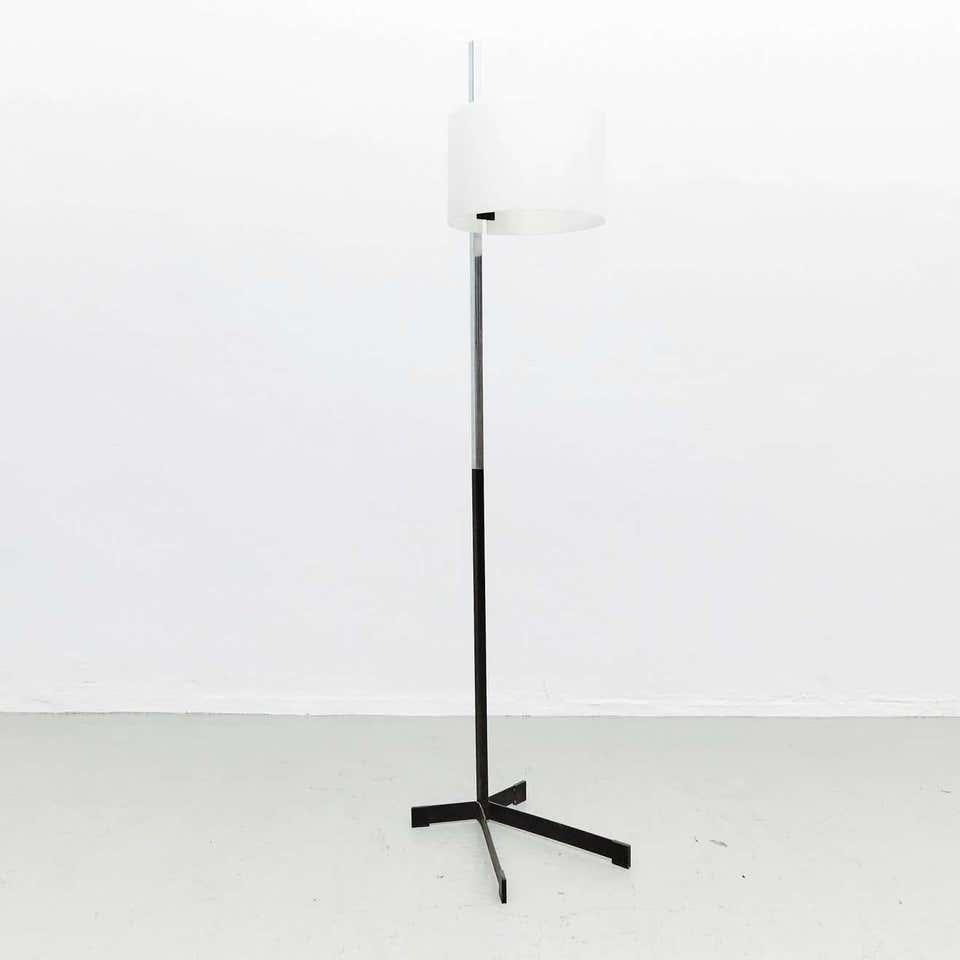 Floor lamp designed by Miguel Milá, circa 1950.
Manufactured by Tramo (Spain), circa 1950.
First edition.

In good original condition, with minor wear consistent with age and use, preserving a beautiful patina.

Miguel Milá represents like no