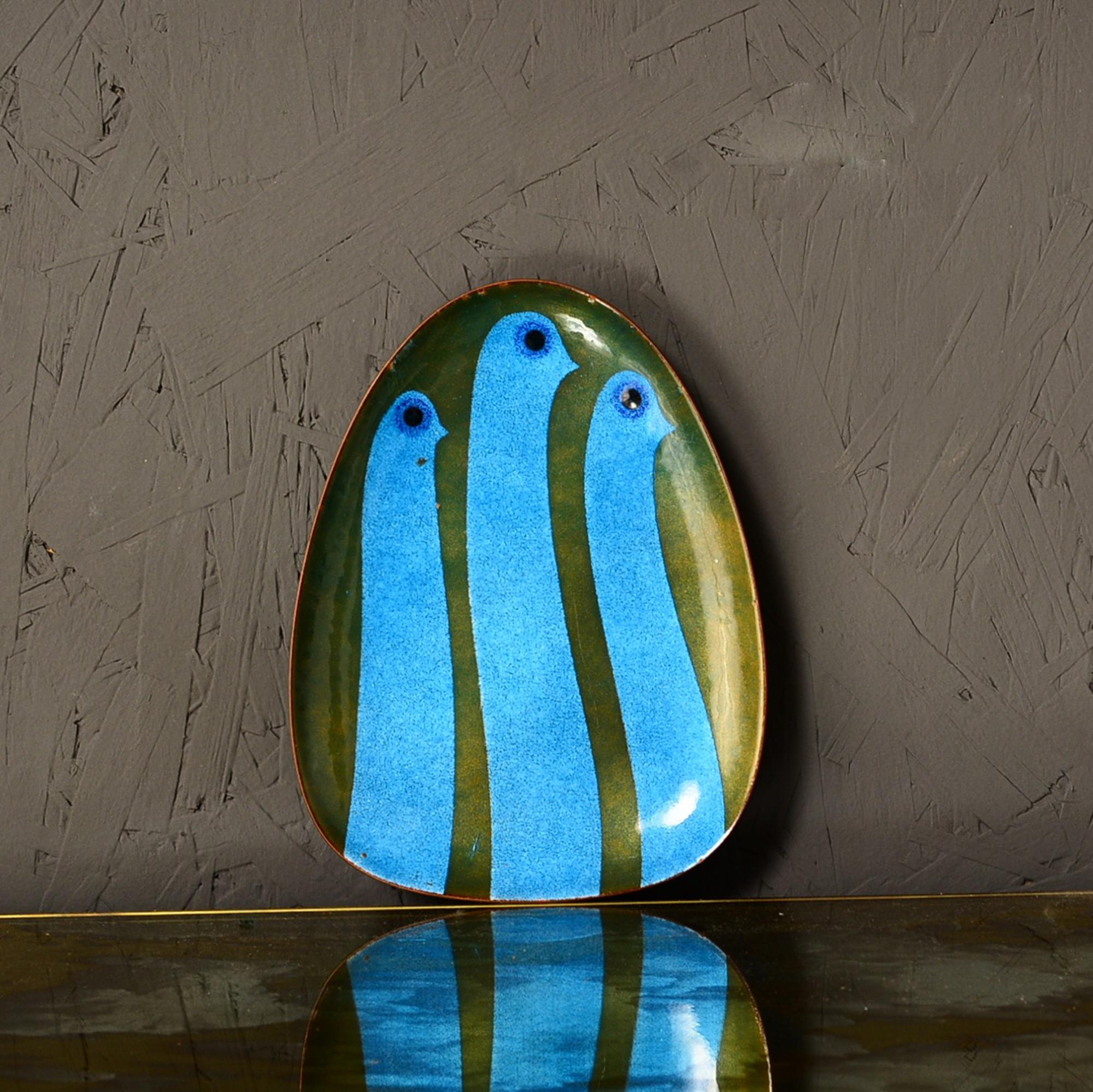 Famed enamel artist Miguel Pineda Mid-Century Modernism dish plate in copper enamel with a luscious turquoise bird design of abstract expressionism, circa 1970s.
Vibrant eye-catching modernist design. Exquisite colors.
Stamped with maker’s