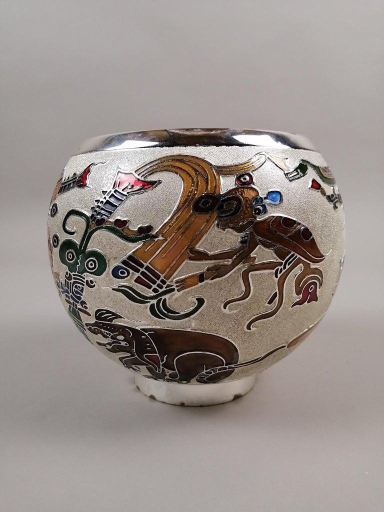 Miguel Pineda Mexican MCM Enameled Silverplate Vase with Prehispanic Scene In condizioni buone in vendita a Mexico City, MX