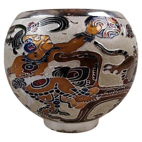 Vase mexicain Miguel Pineda en métal émaillé MCM avec scène préhispanique
